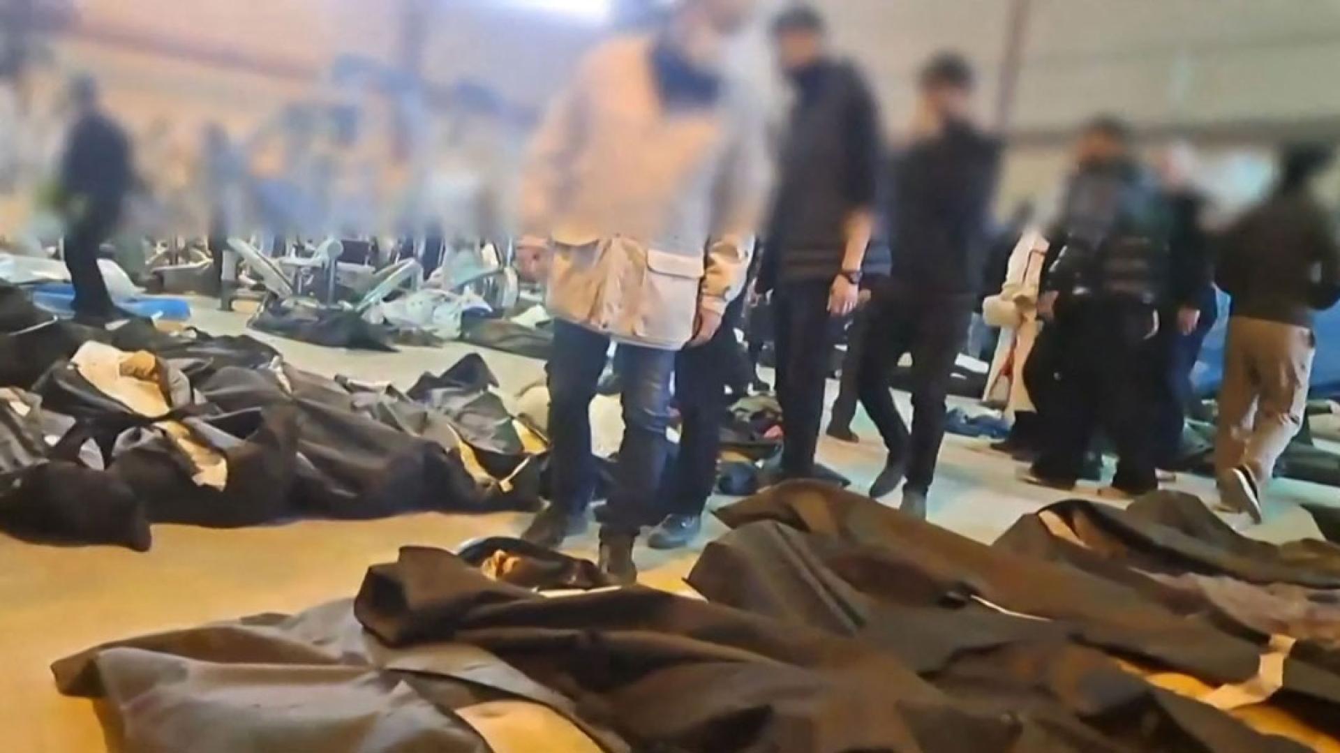 在德黑兰郊区的卡赫里扎克法医中心内，摆放着无数尸体，一些悲痛欲绝的家属正在寻找死去的亲人。