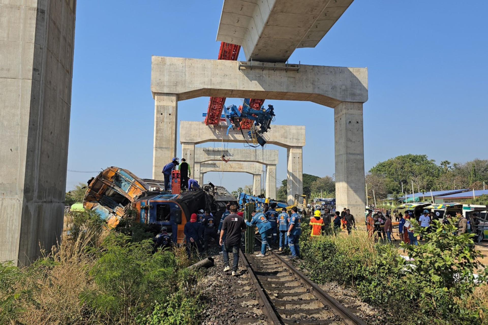 泰国呵叻府14日一列客运列车与倒塌的建筑起重机发生碰撞后现场。