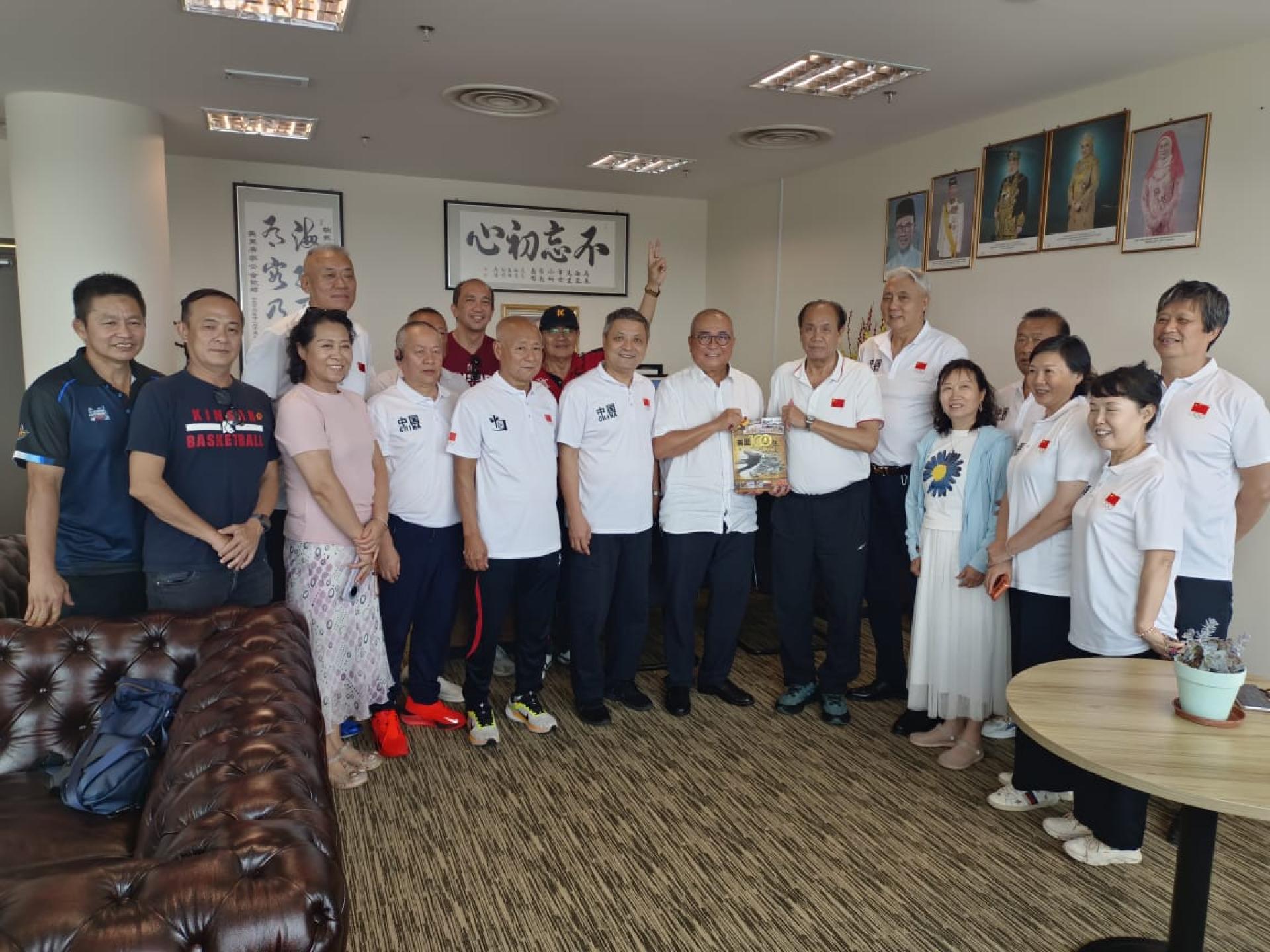 俞小珊（左7）昨午在市长办公室接待到访的中国友好城市篮球协会一行人到访，并赠送美里书籍给该领队段福荣（右5）。