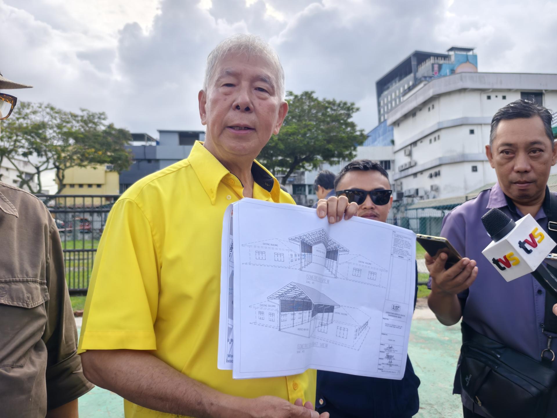 砂拉越旅游部副部长拿督陈超耀了解美里人民宗教学校工程进度。