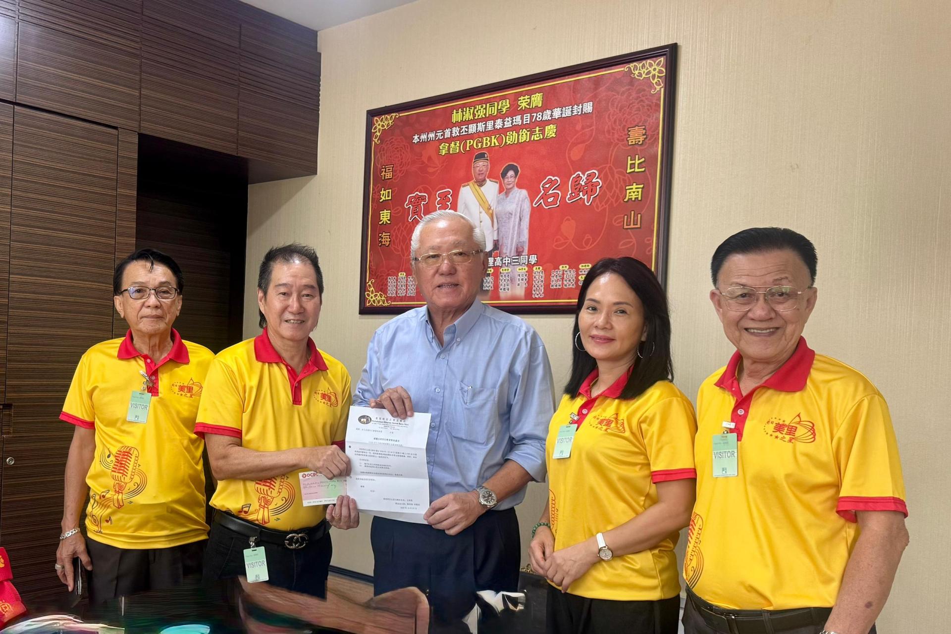 社长方孝胜（左2）移交邀请信予永久名誉社长拿督林淑强，邀请其担任春晚特别嘉宾。左为财政沈瑞兴，右起为公关萧云国及署理社长赖秀瑛。