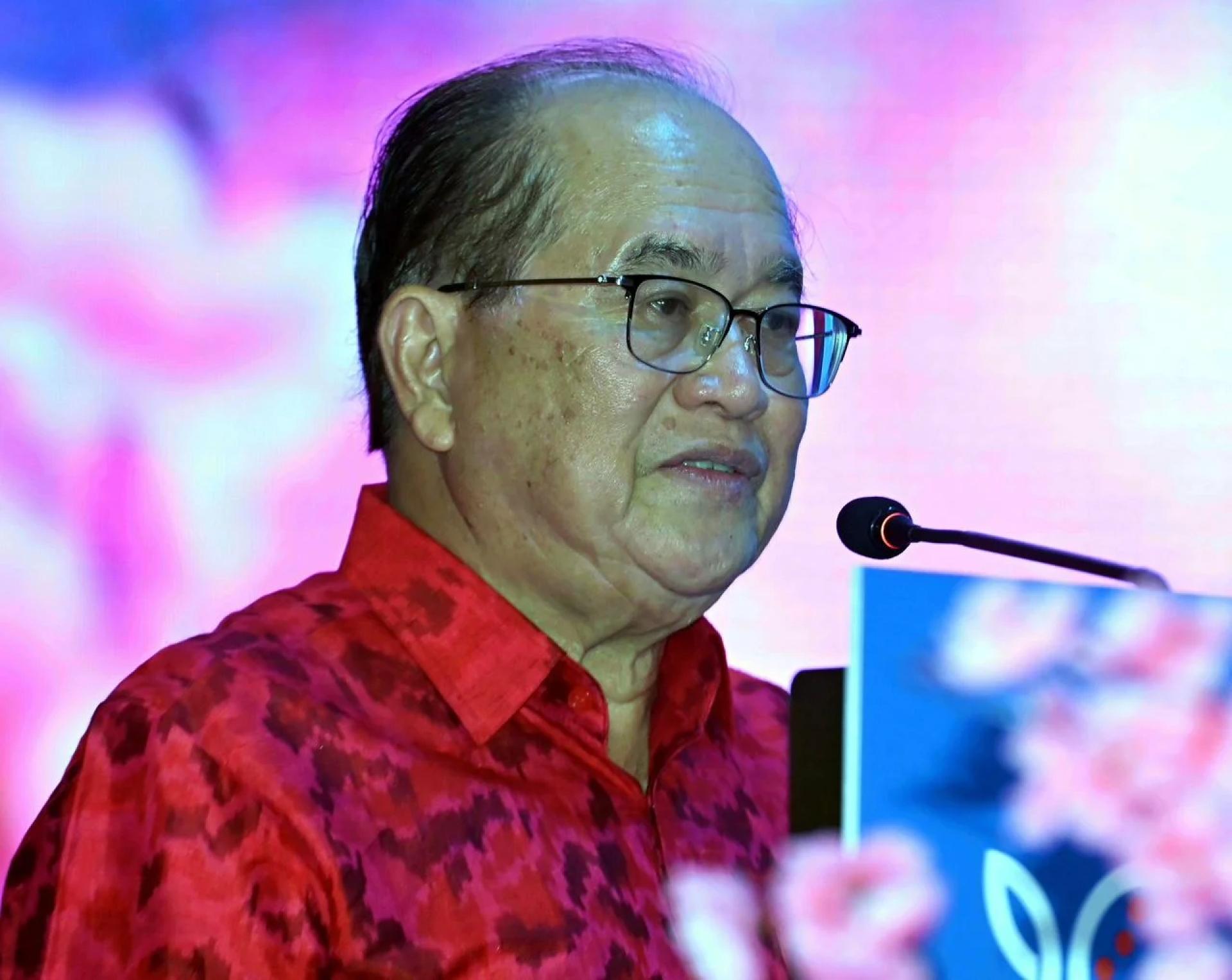 AMANAT…Uggah menyampaikan amanat Premier semasa Majlis Tinjauan Pasaran Kumpulan AFFIN 2026 dan Makan Malam Tahun Baru Cina di sini, malam tadi.
