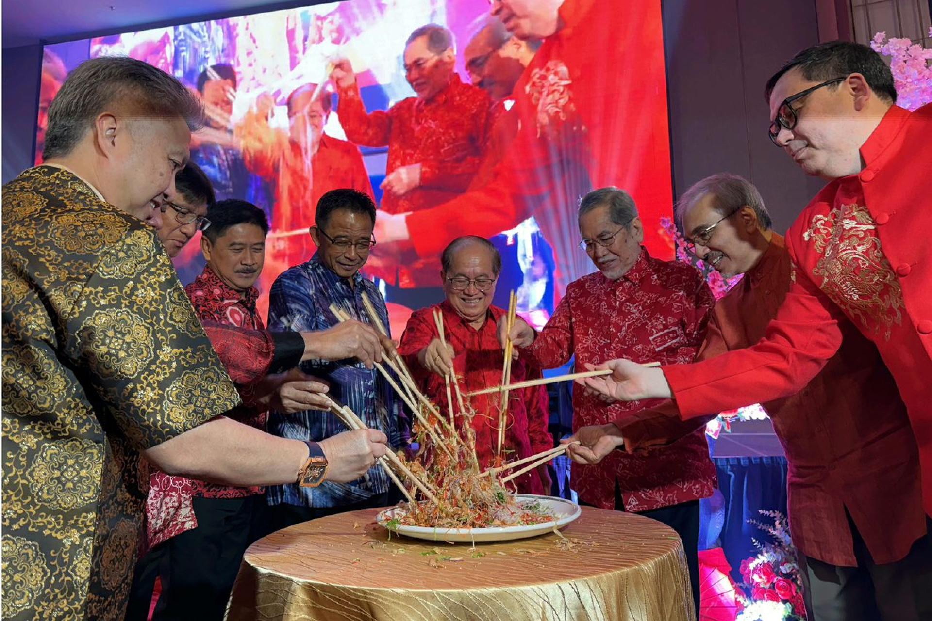 SIMBOLIK…Tun Wan Junaidi Tuanku Jaafar (tiga dari kanan), bersama-sama Douglas Uggah Embas dan tetamu kehormat lain turut serta menggaul yee sang.