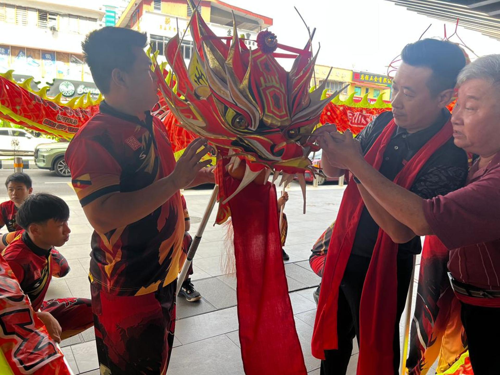 华通集团总经理林涌富为舞龙进行点睛仪式。