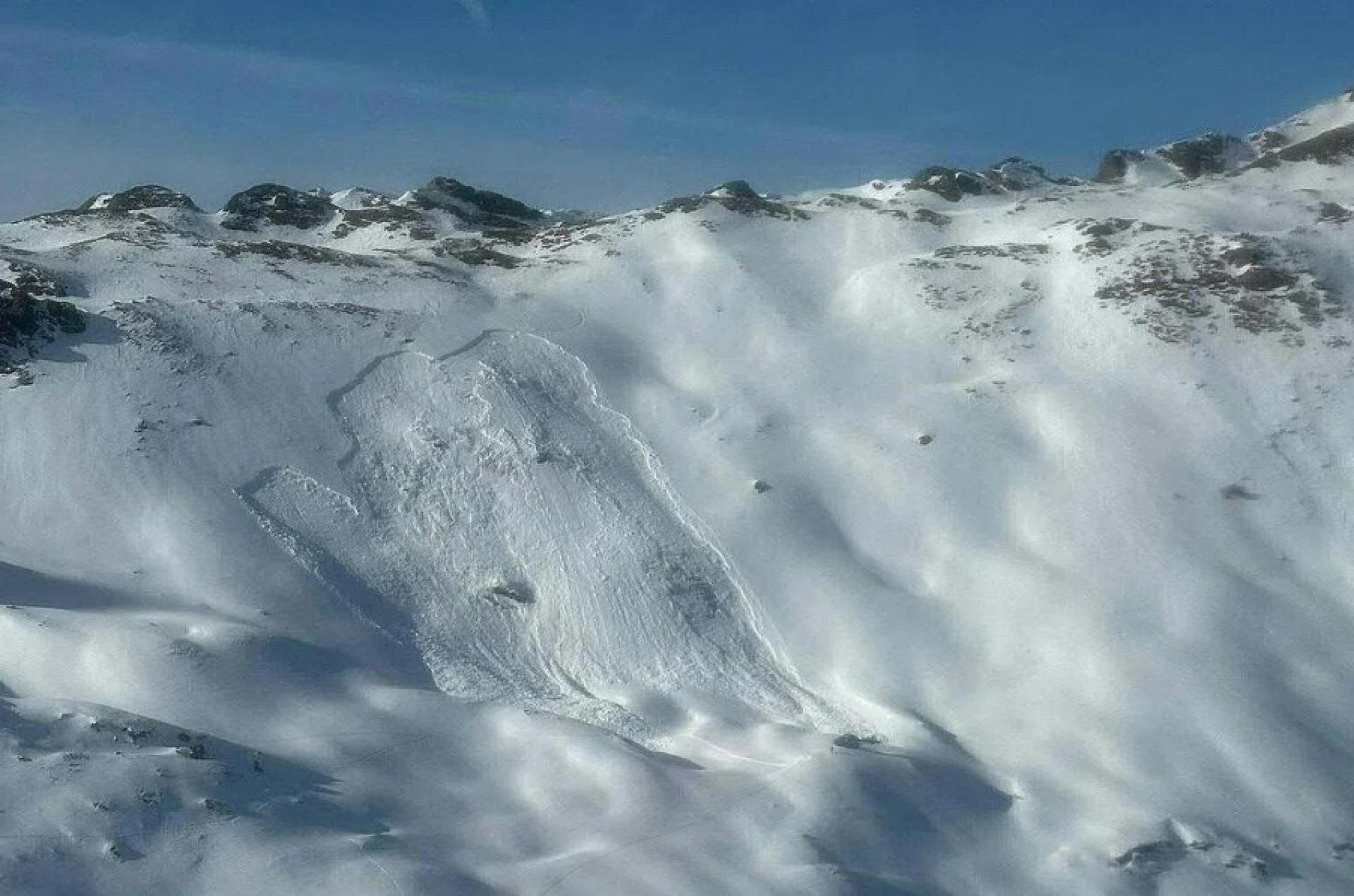 自上周大雪以来，奥地利阿尔卑斯山脉多处发生雪崩，造成多人伤亡。