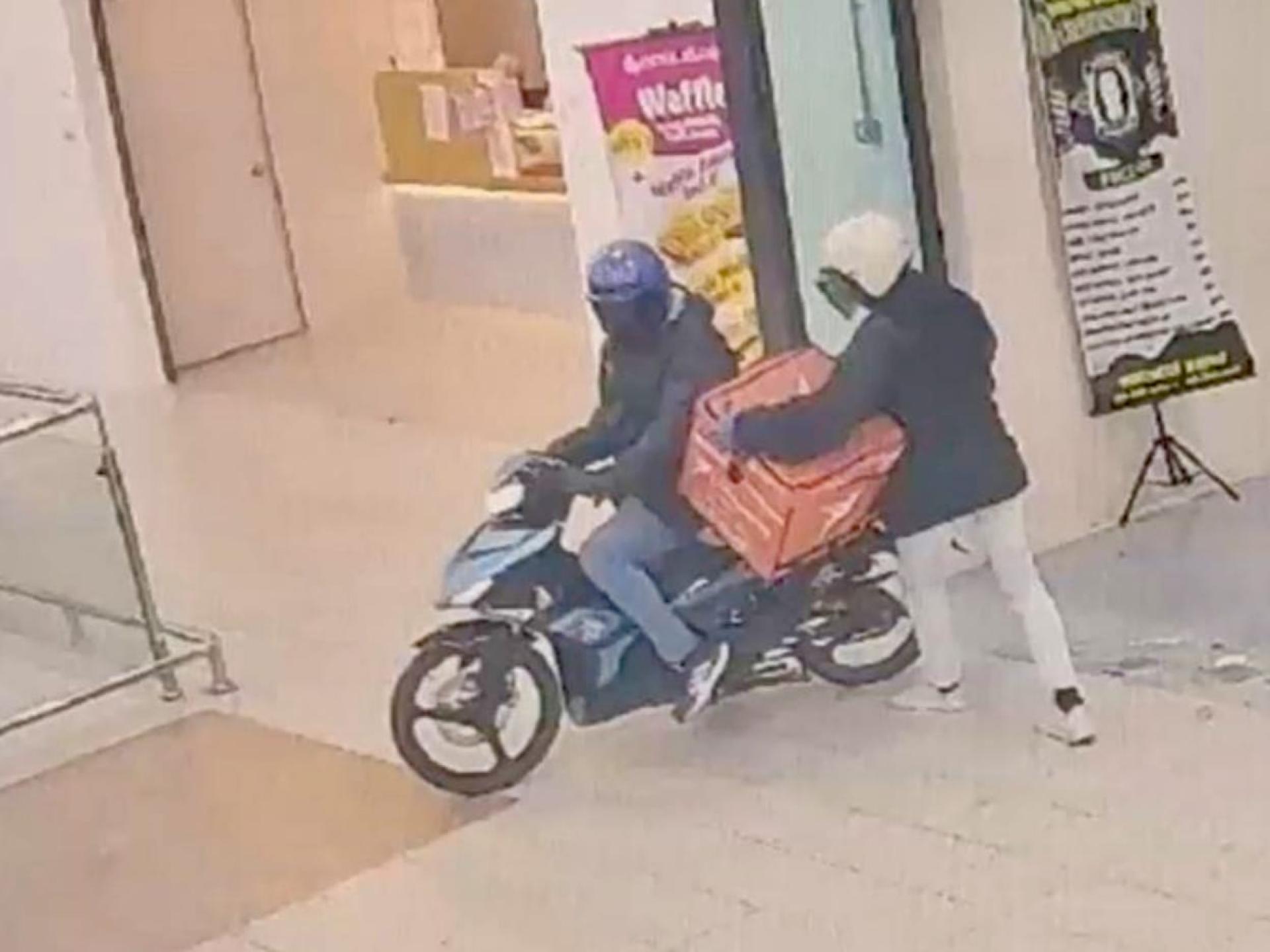 2匪骑着摩托车到场作案。（视频截图）