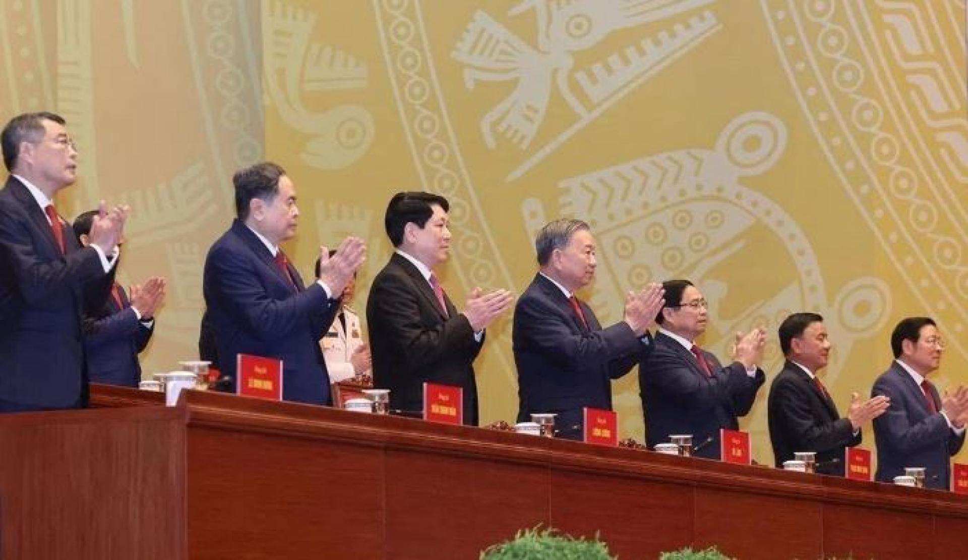 周二（1月20日），越南国会主席陈青敏、国家主席梁强、越共中央总书记苏林、总理范明政及中央书记处常务书记陈锦秀（左二至右二）出席在河内举行的越共第十四次全国代表大会。