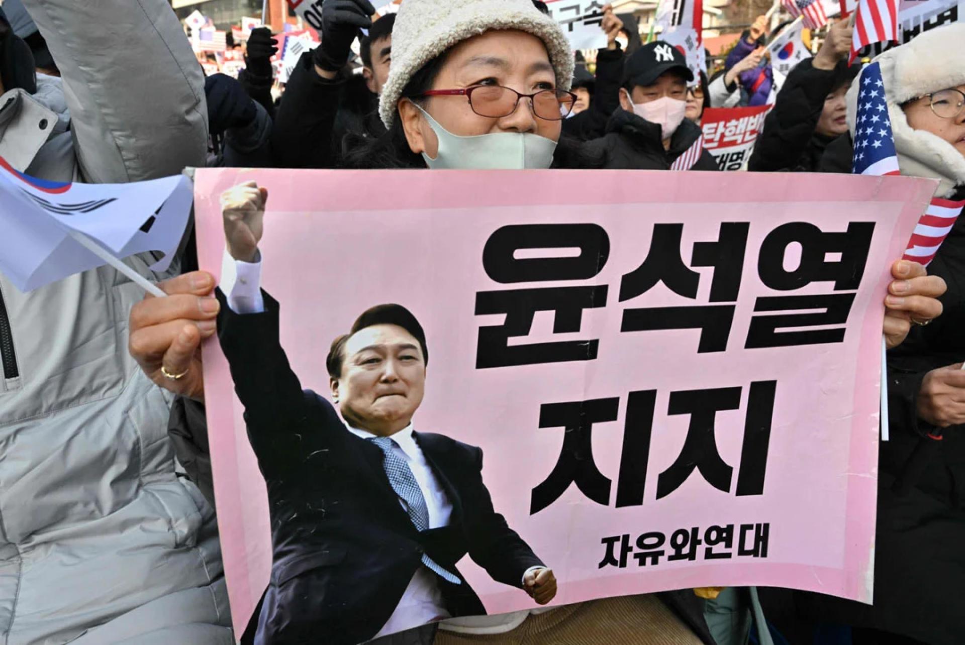 尹锡悦的支持者1日在首尔总统官邸附近聚集，声援尹锡悦。