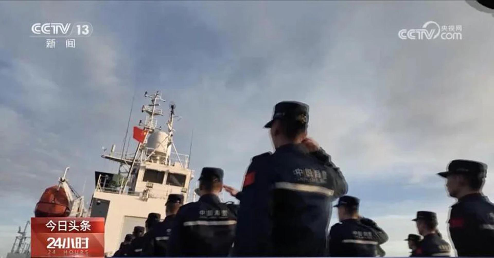 元旦当天，中国海警川山舰驶入黄岩岛海域举行升旗仪式。