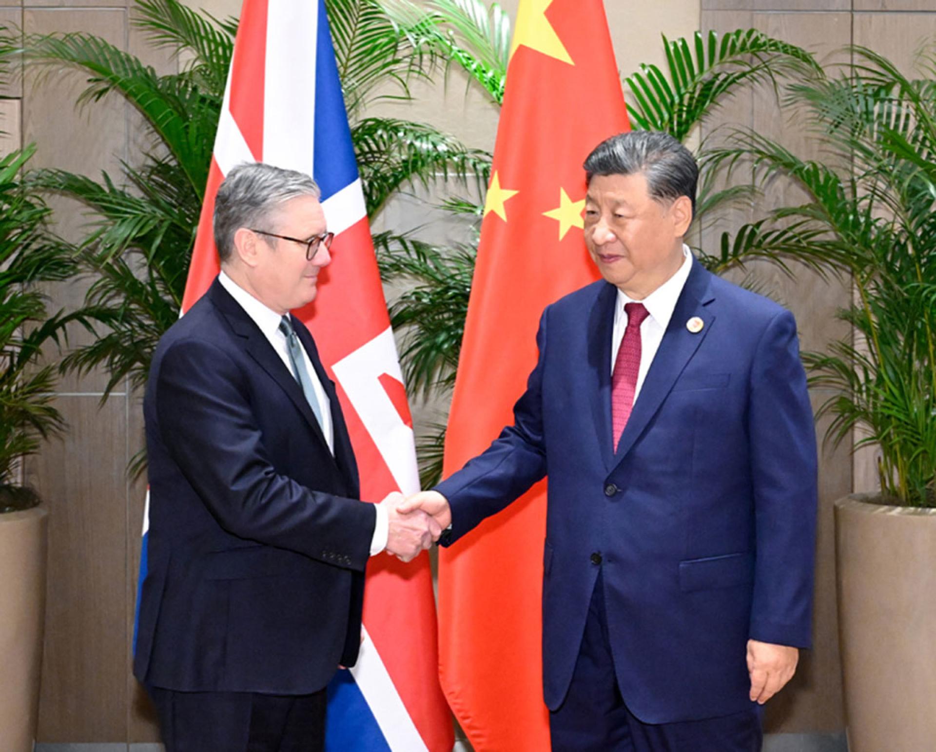 英国首相斯塔默（左）与中国领导人习近平（右）在2024年11月18日出席巴西里约热内卢G20峰会期间举行双边会晤。（档案照）