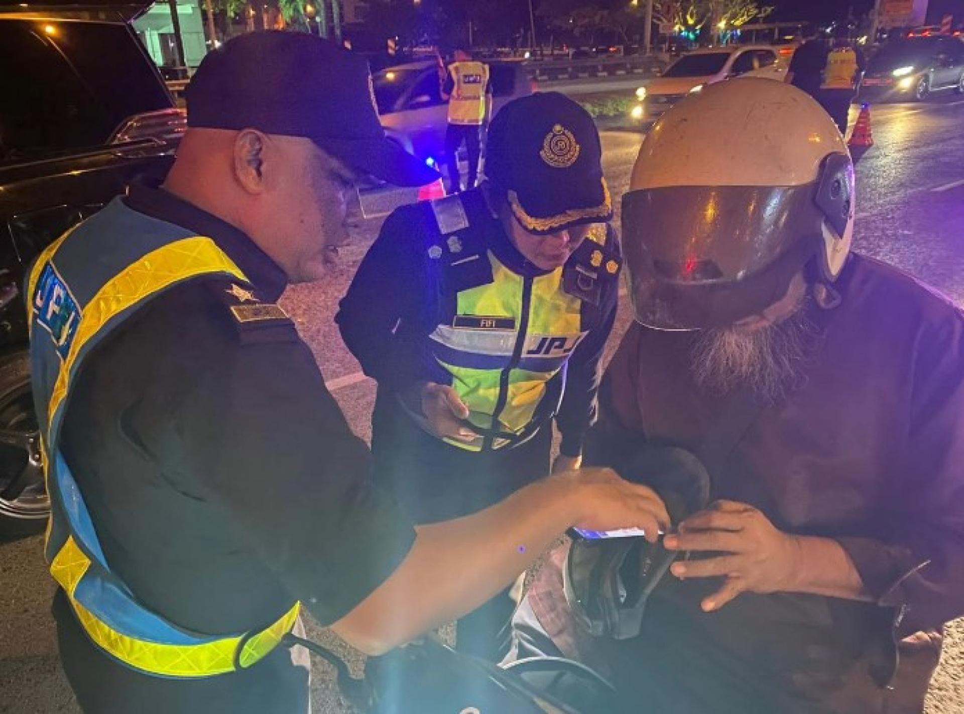 昨晚在古晋敦拿督巴丁宜哈芝阿都拉曼雅谷路展开的豪华车辆与摩托车执法行动现场。