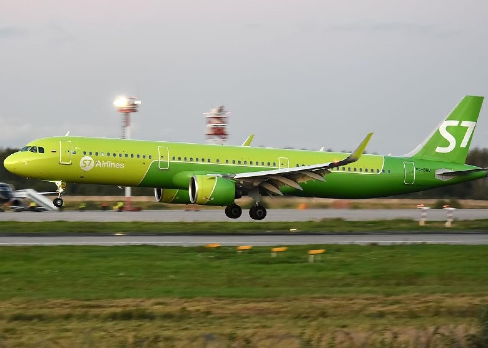 S7航空一客机降落滑行时冲出跑道。