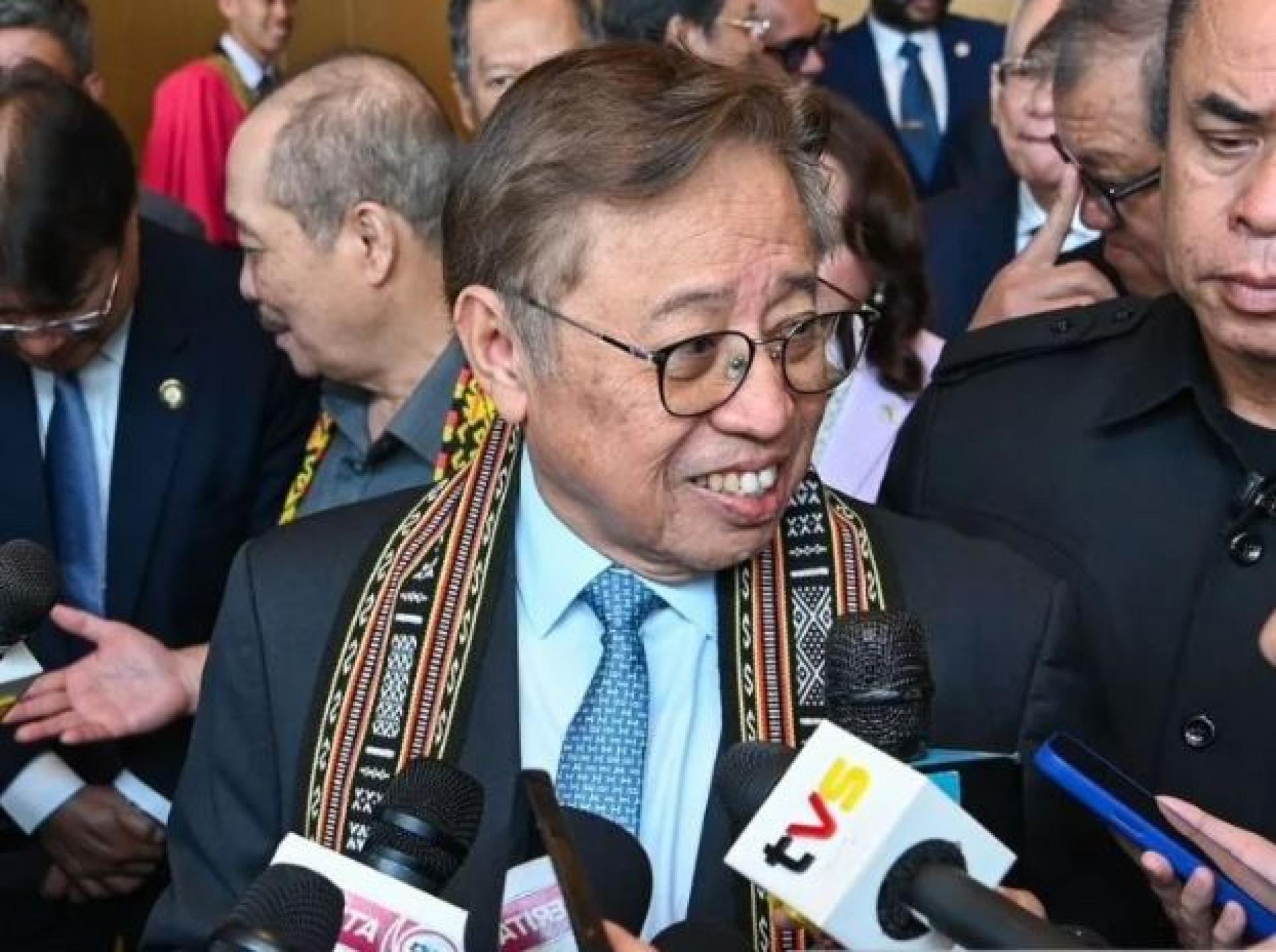 BERCAKAP… Abang Johari ketika ditemui pemberita.