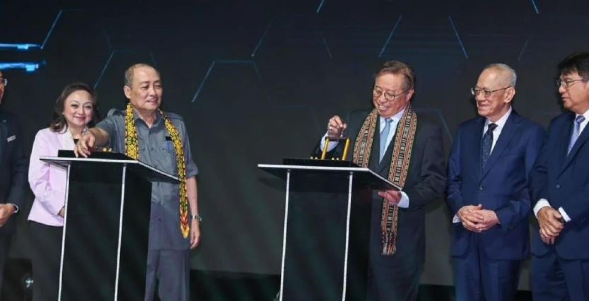 Premier Datuk Patinggi Tan Sri Abang Johari Tun Openg dan Ketua Menteri Sabah Datuk Seri Hajiji Noor menyempurnakan Majlis Perasmian Pengoperasian Projek Sambungtara Grid Kuasa Sarawak–Sabah di Pusat Konvensyen Antarabangsa Sabah (SICC).