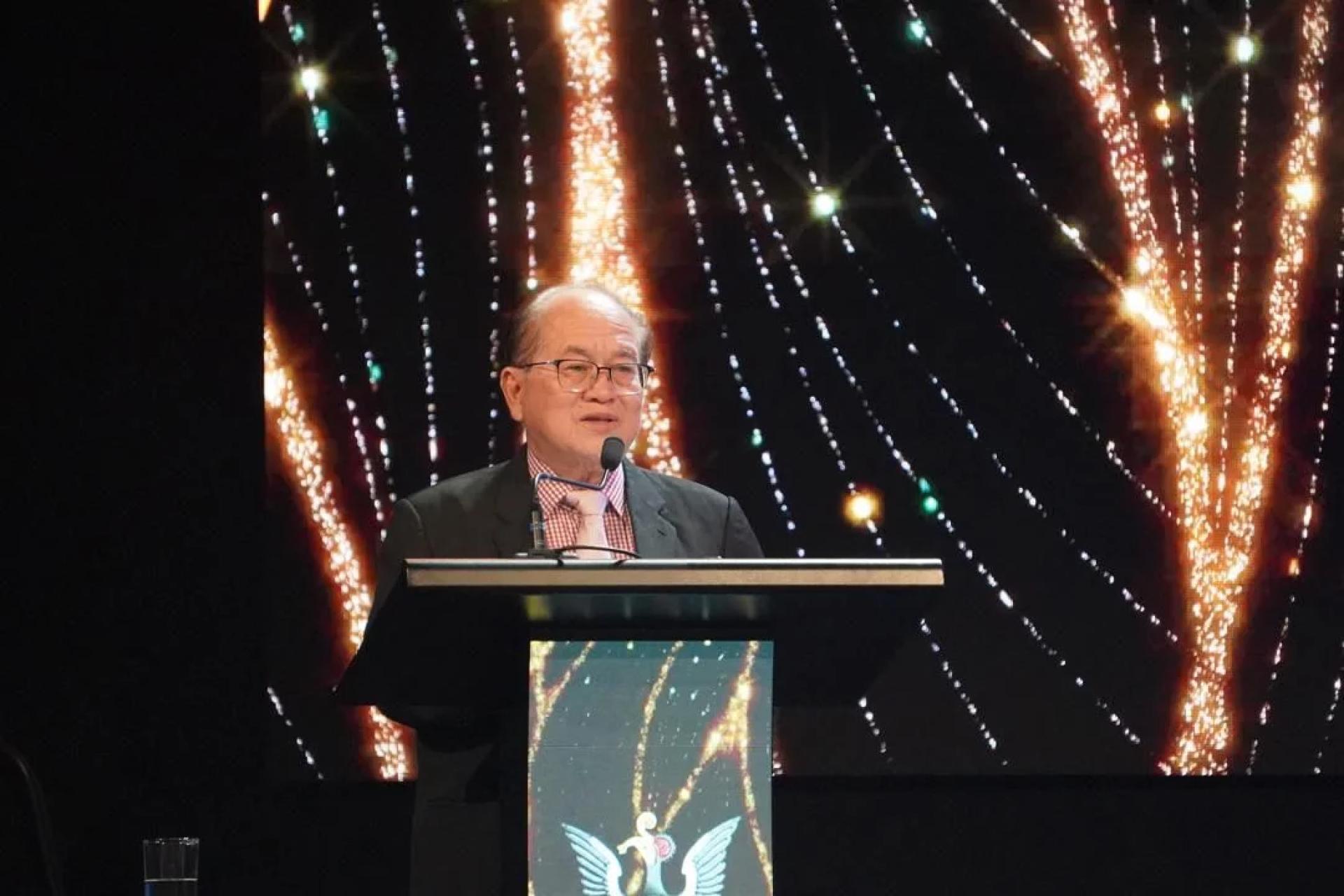 BERCAKAP…Uggah berucap pada Majlis Penghargaan JKR Sarawak Grand Exceence Gala di BCCK.