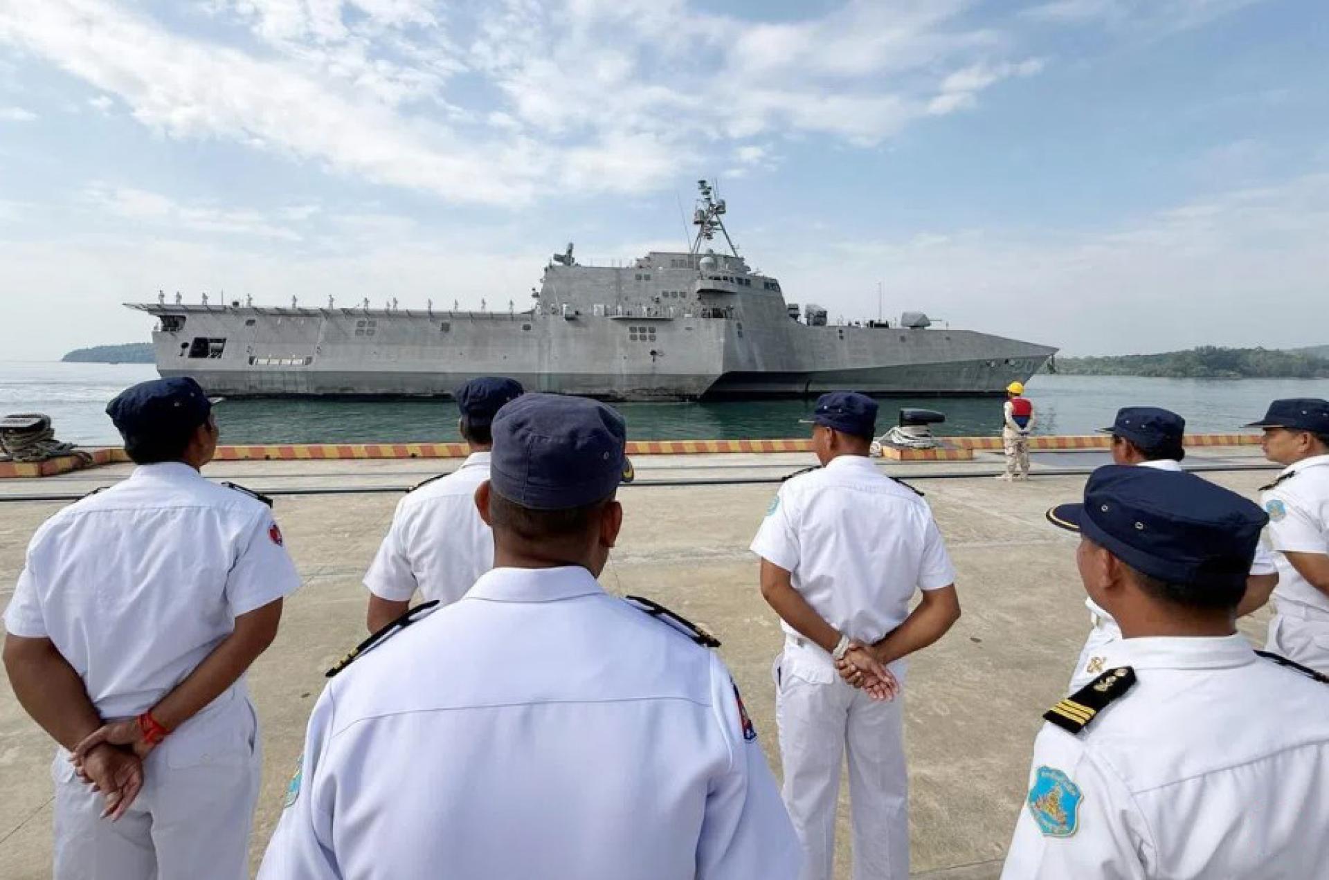 柬埔寨海军1月24日在云壤海军基地列队欢迎美国濒海战斗舰辛辛那提号停靠。