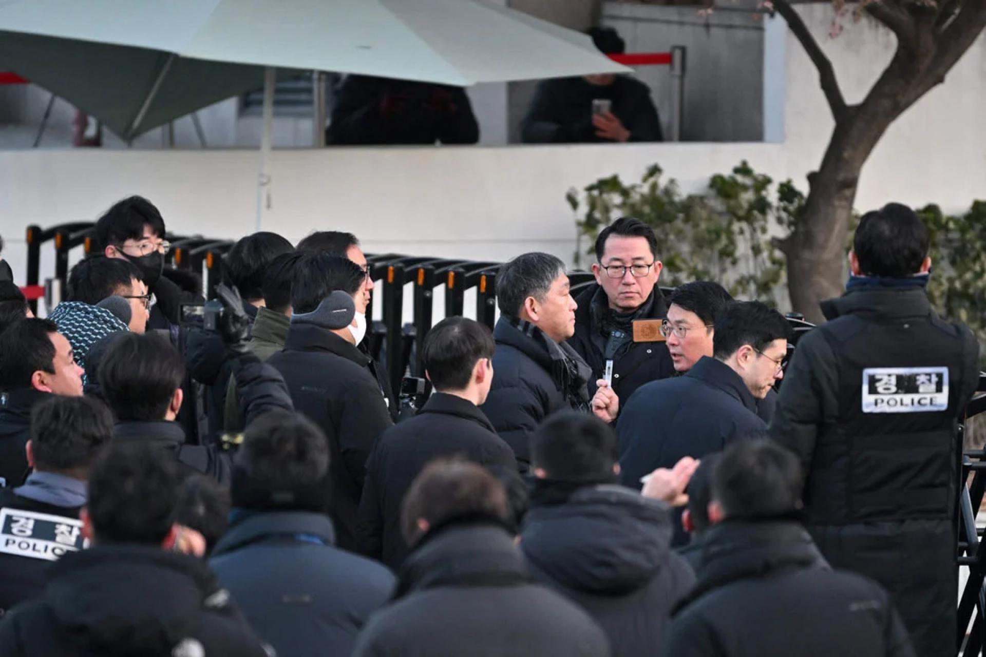 公调处执法人员3日上抵达尹锡悦与官邸。
