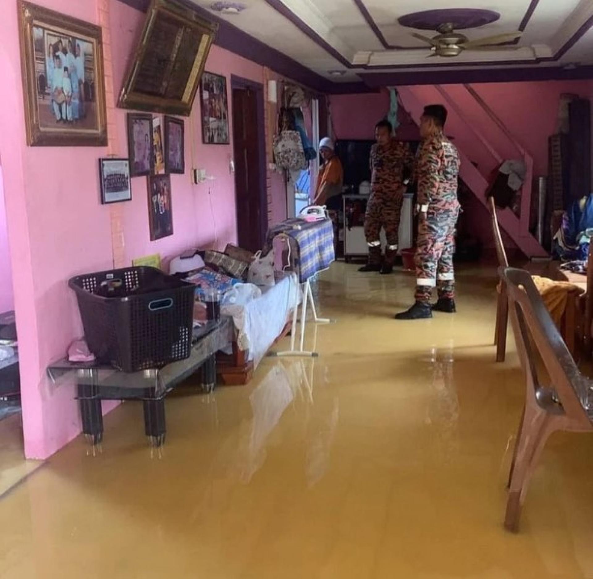 消防人员对受洪水影响的地区进行巡查。