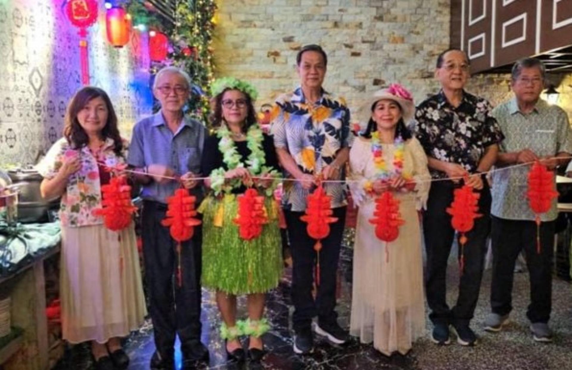 开幕仪式 ： 右边为美里省广惠肇公会秘书长梁玉珠，名誉会长宋志富乡长，妇女组主任陈彩虹，永久名誉会长本曼查冯兆明乡长，筹备会主席严宝香，本会会长黄运祥乡长，评议员梁绍钧乡长。