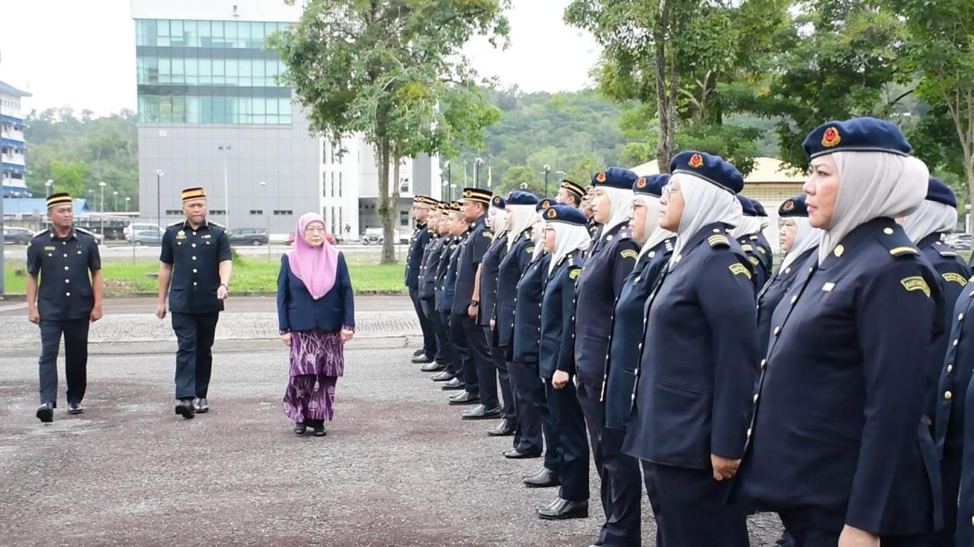 财政与经济部代常任秘书哈嘉拉蒂法主持检阅仪式