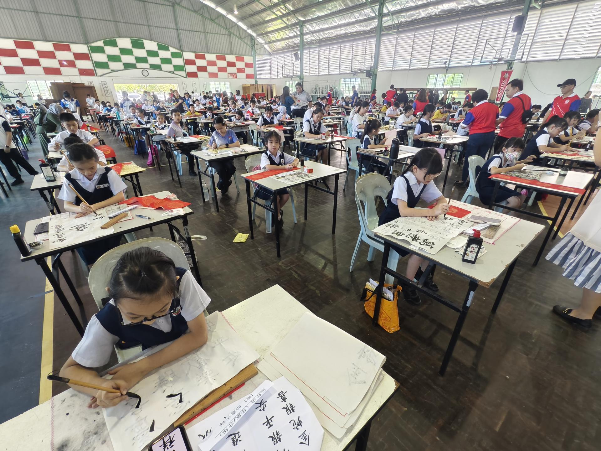 拿督斯里李景胜挑战杯北砂区中小学暨公开挥春比赛进行时摄。