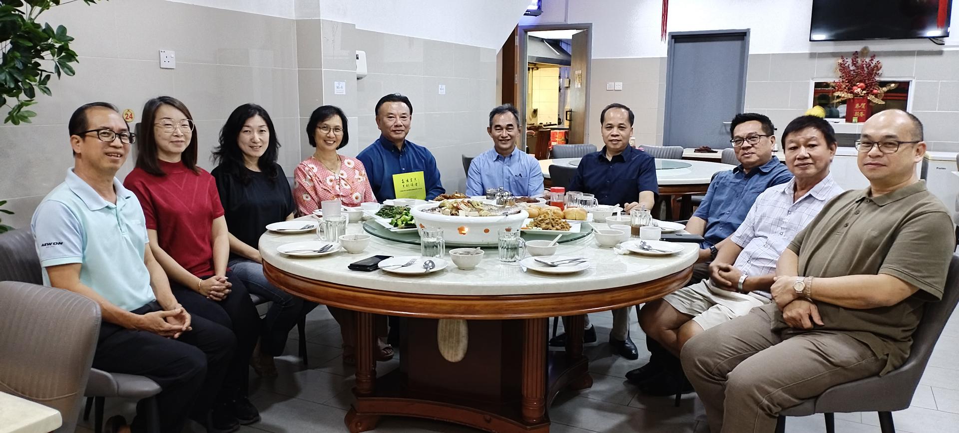汶中华文部门张清赋老师与出席本地华文媒体记者合影