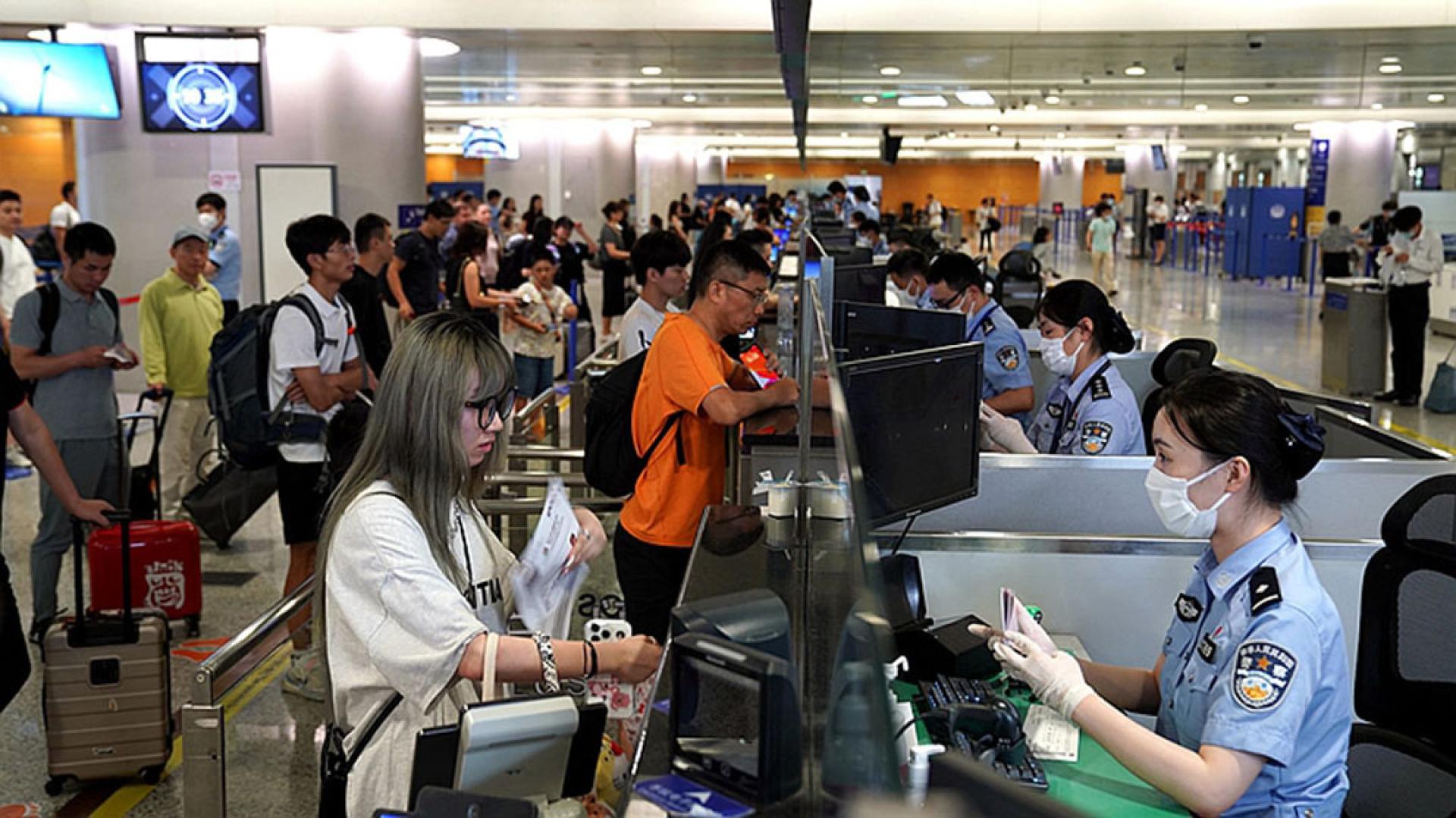 台湾民众赴中国大陆旅游遇有紧急事故或旅游纠纷等事件，可由观光小两会（台旅会、海旅会）即时联系处理。图为上海机场边检站。（图：新华社）