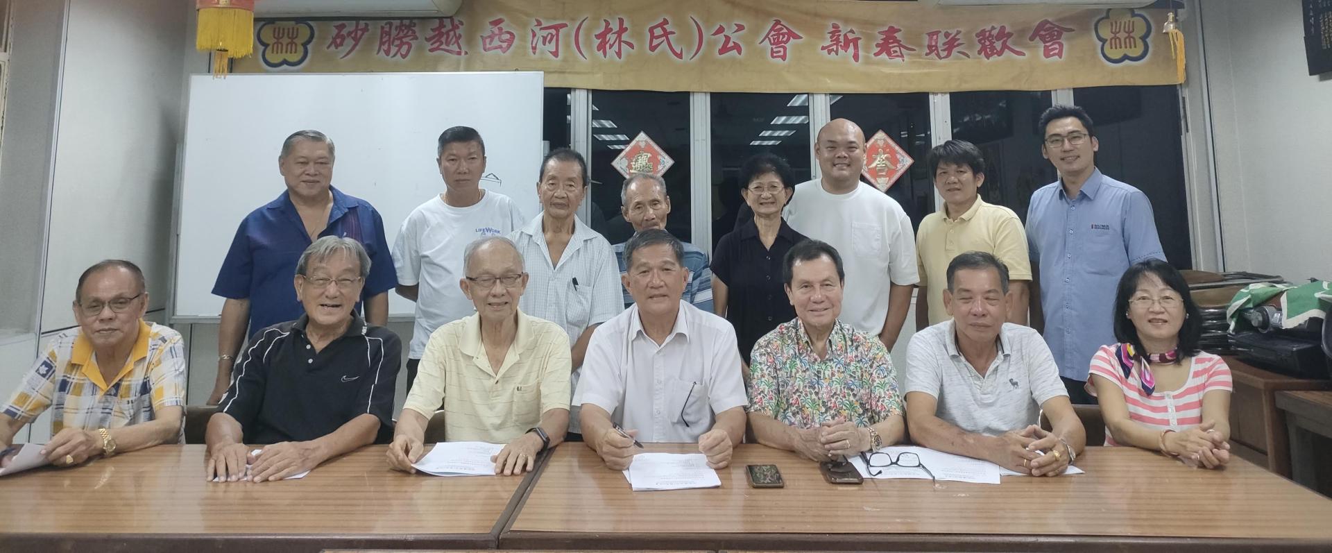 中为主席林亚德。