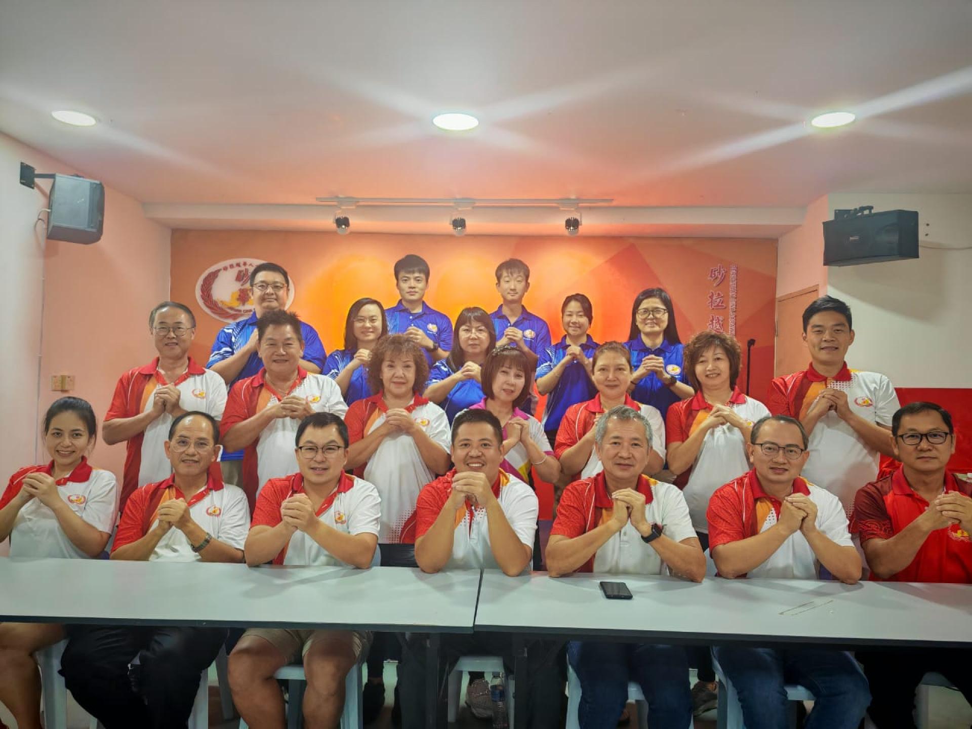 砂拉越华人公会“2026福马迎春联欢晚会” 筹备会成员合影。左起为秘书长林宝卿，副会长许育昌，会长李天送，筹备会主席黄鹏祥，署理会长萧特辉，筹备会秘书李国良，财政黄汉强。