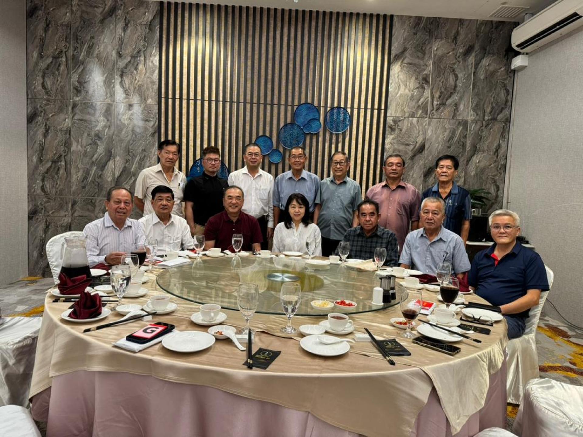 众人们于2026丙午年客家五属新春联欢晚宴筹备会议后合影留念。