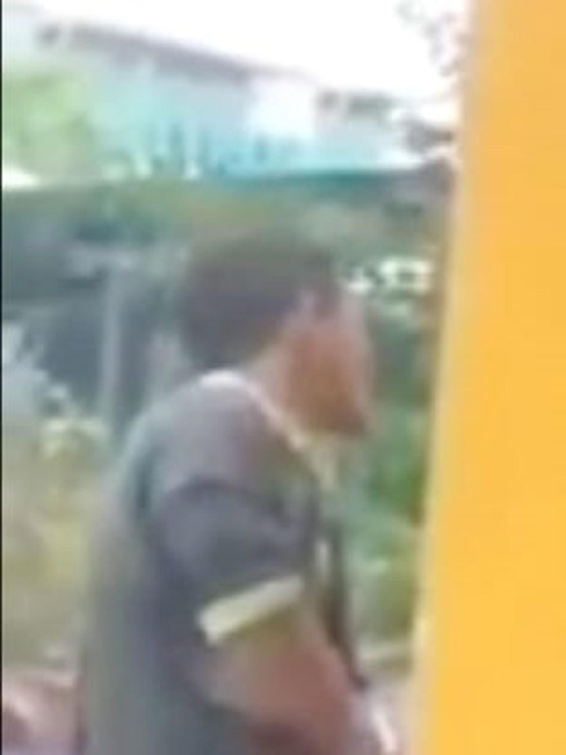 男子躲在角落作出不雅行为。