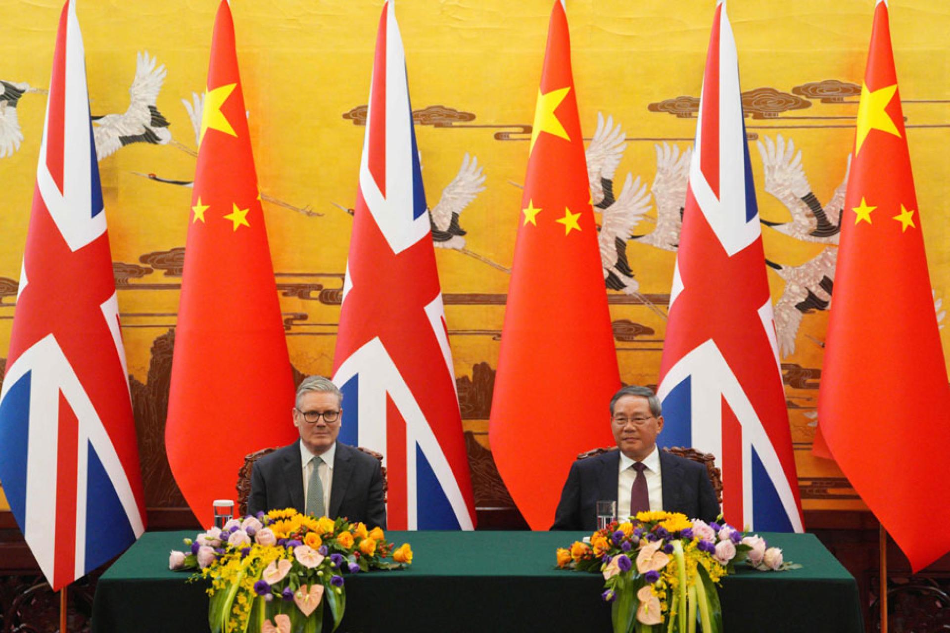 英国首相斯塔默（左）和中国国务院总理李强（右）在北京人民大会堂举行双边会晤后，出席签字仪式。