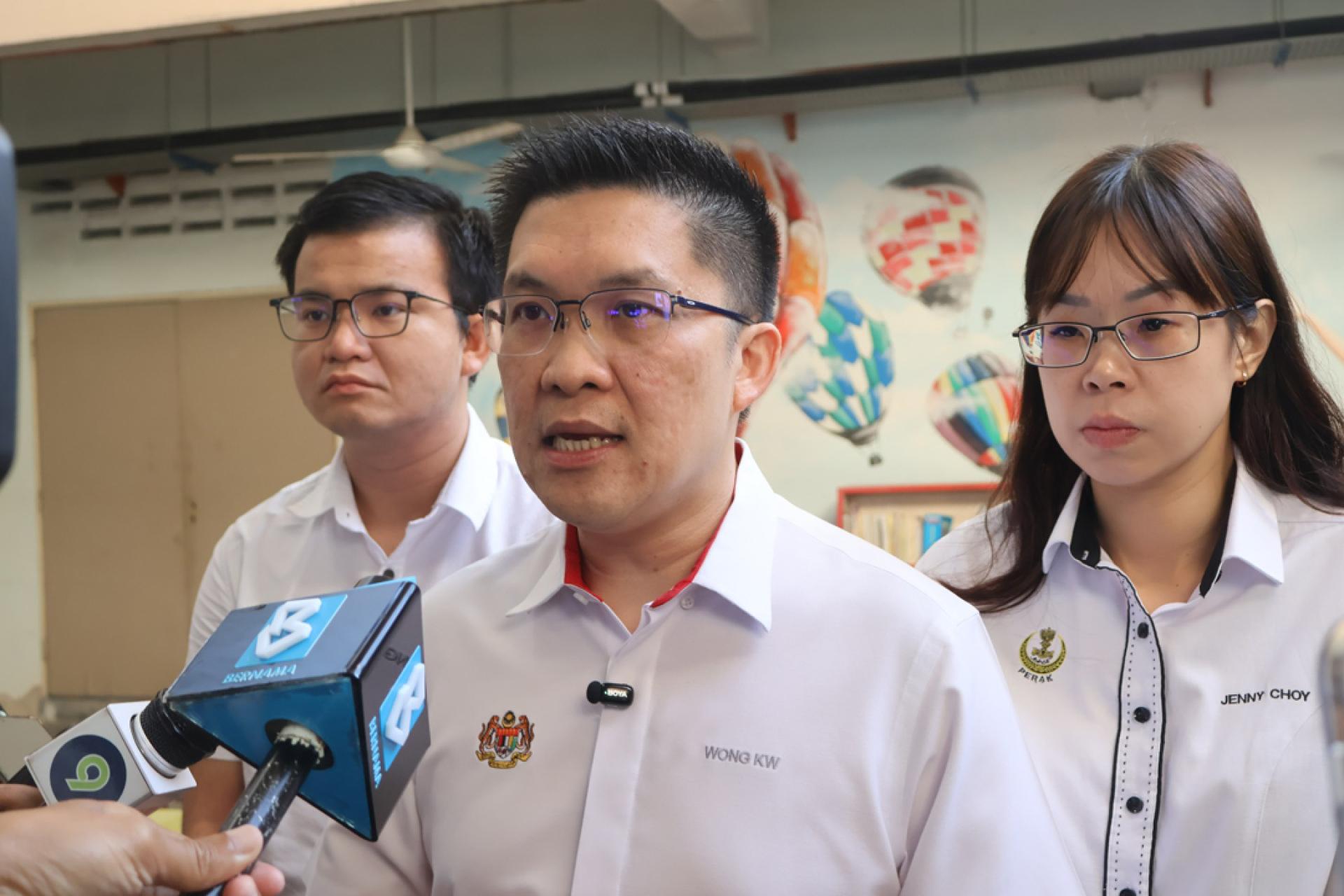 黄家和在怡保移交独中开学援助金后召开记者会。左是张迪翔，右为崔慈恩。