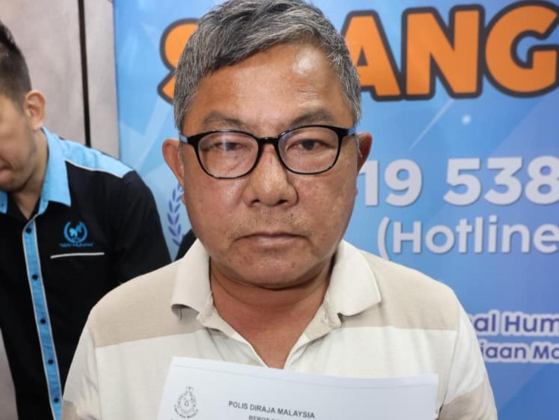 遭到阿窿殴打的事主出示报案纸。