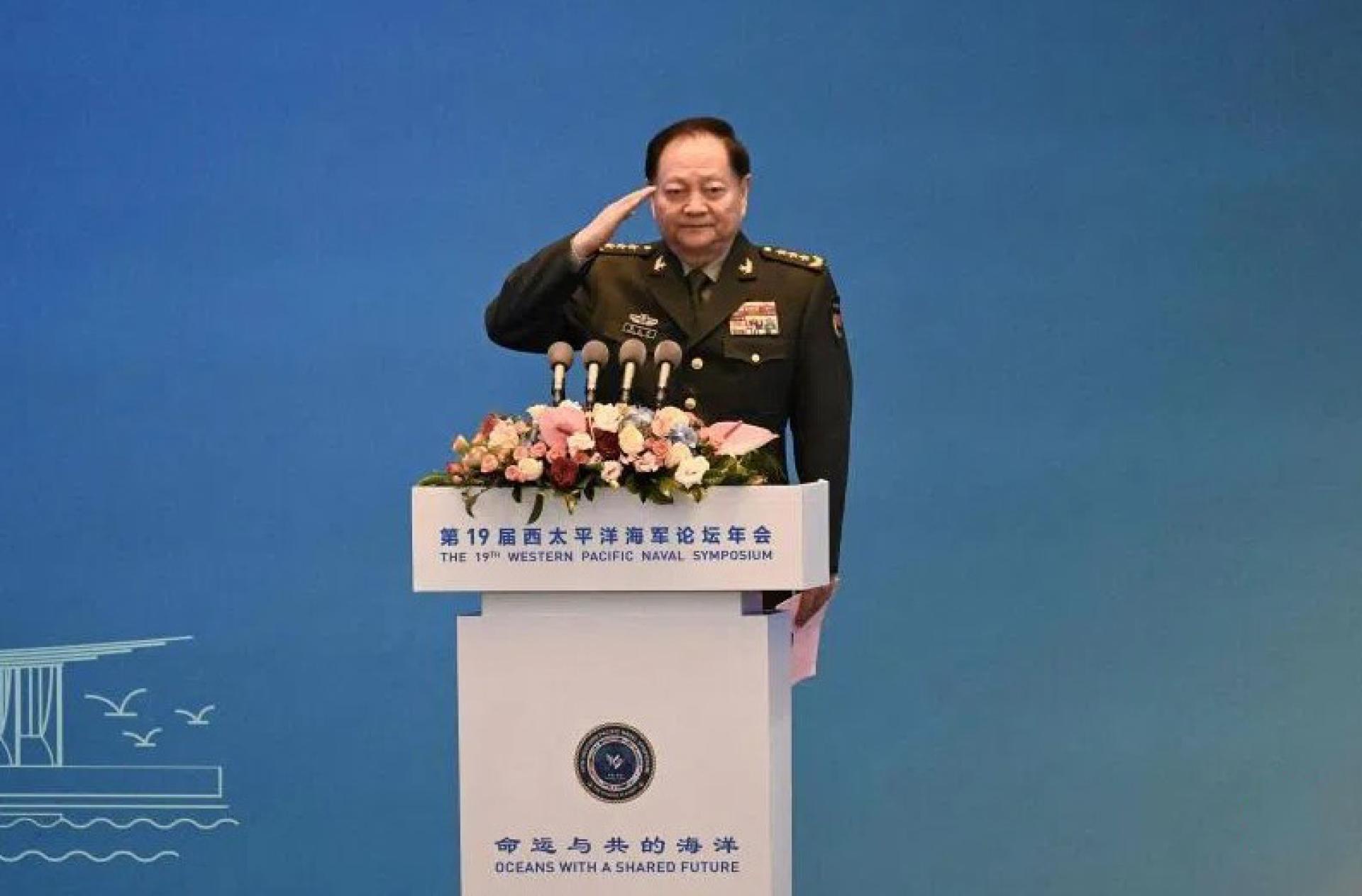 2024年4月22日，中共中央军委副主席张又侠在青岛市举行的西太平洋海军论坛第19届年会上致辞前敬礼。 （档案照）