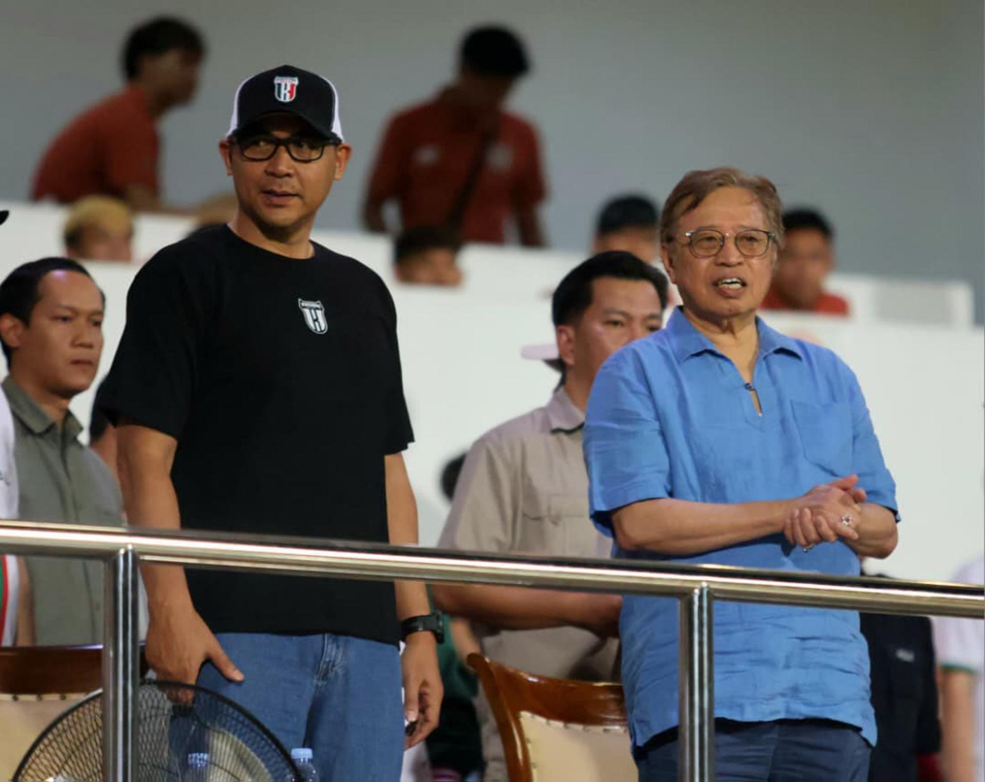 砂总理拿督巴丁宜丹斯里阿邦佐哈里（右）亲临支持古晋市足球俱乐部。左为古晋市足球俱乐部主席兼砂足球协会主席拿督法兹鲁丁。