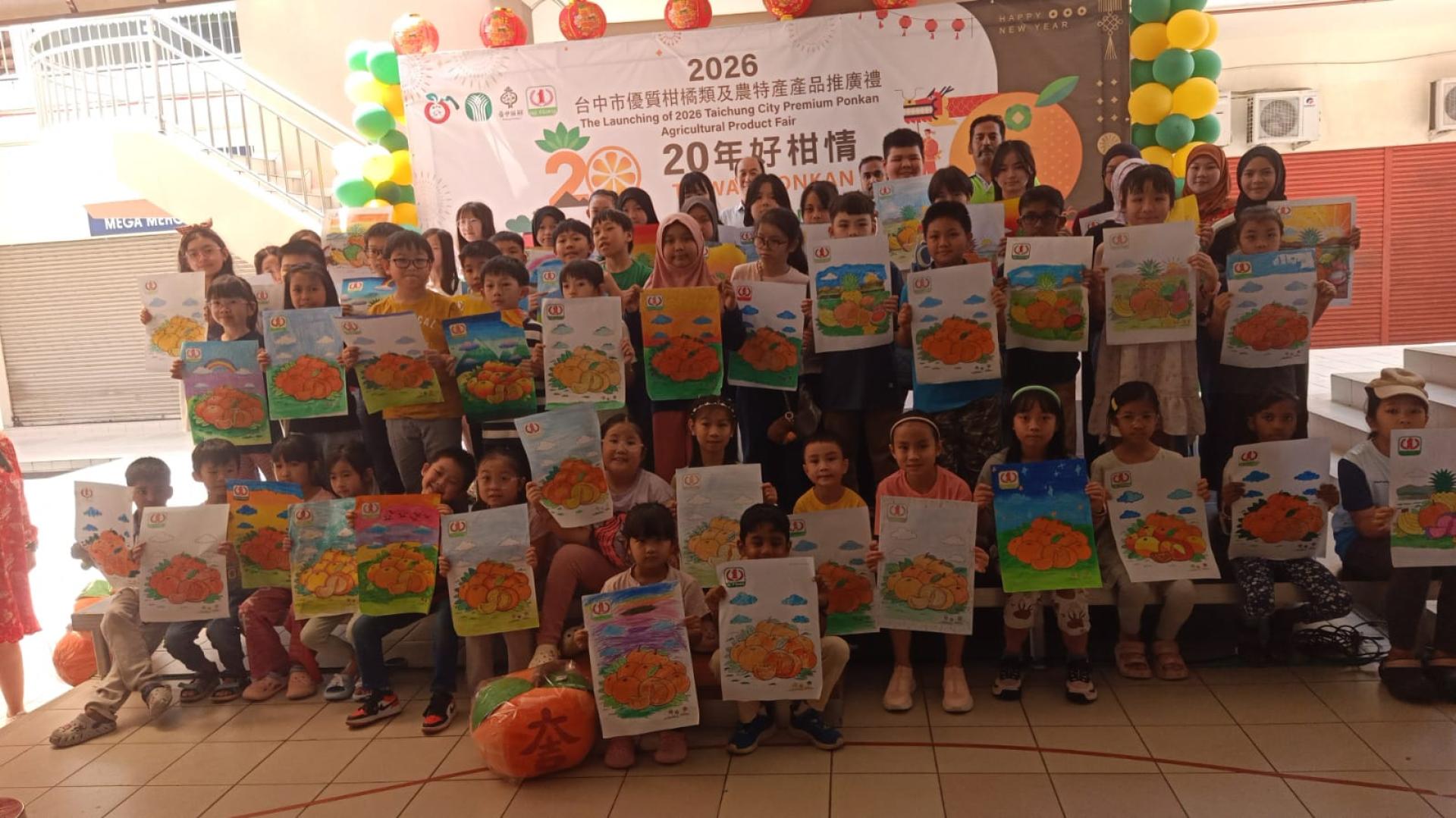 参加2026儿童水果填色比赛儿童合影