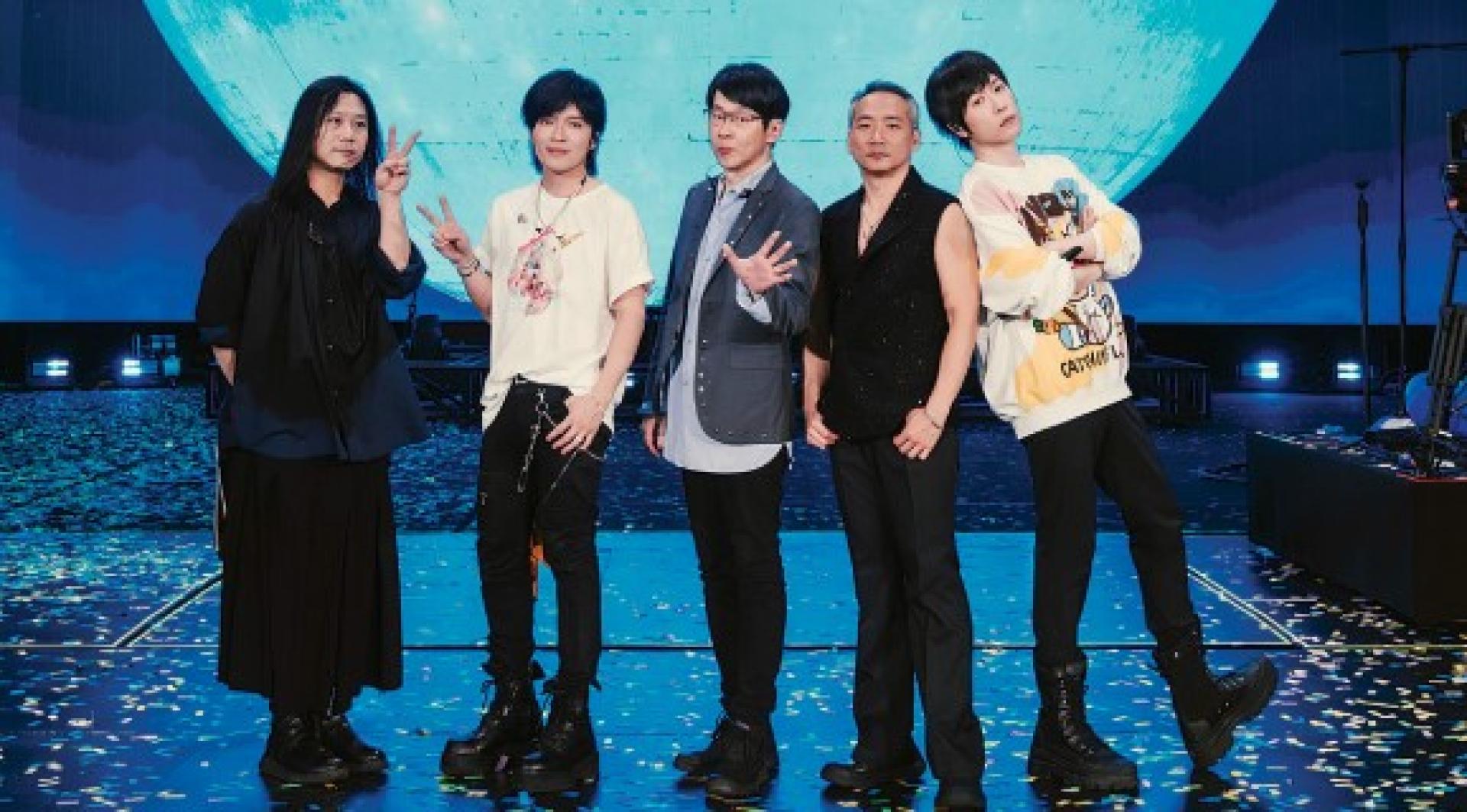 五月天相隔3年再来马开唱，一晚献唱近40首歌曲，歌单横跨出道25年来的9张专辑。每段专辑串烧后，大荧幕同步呈现专辑封面，勾起满满回忆。