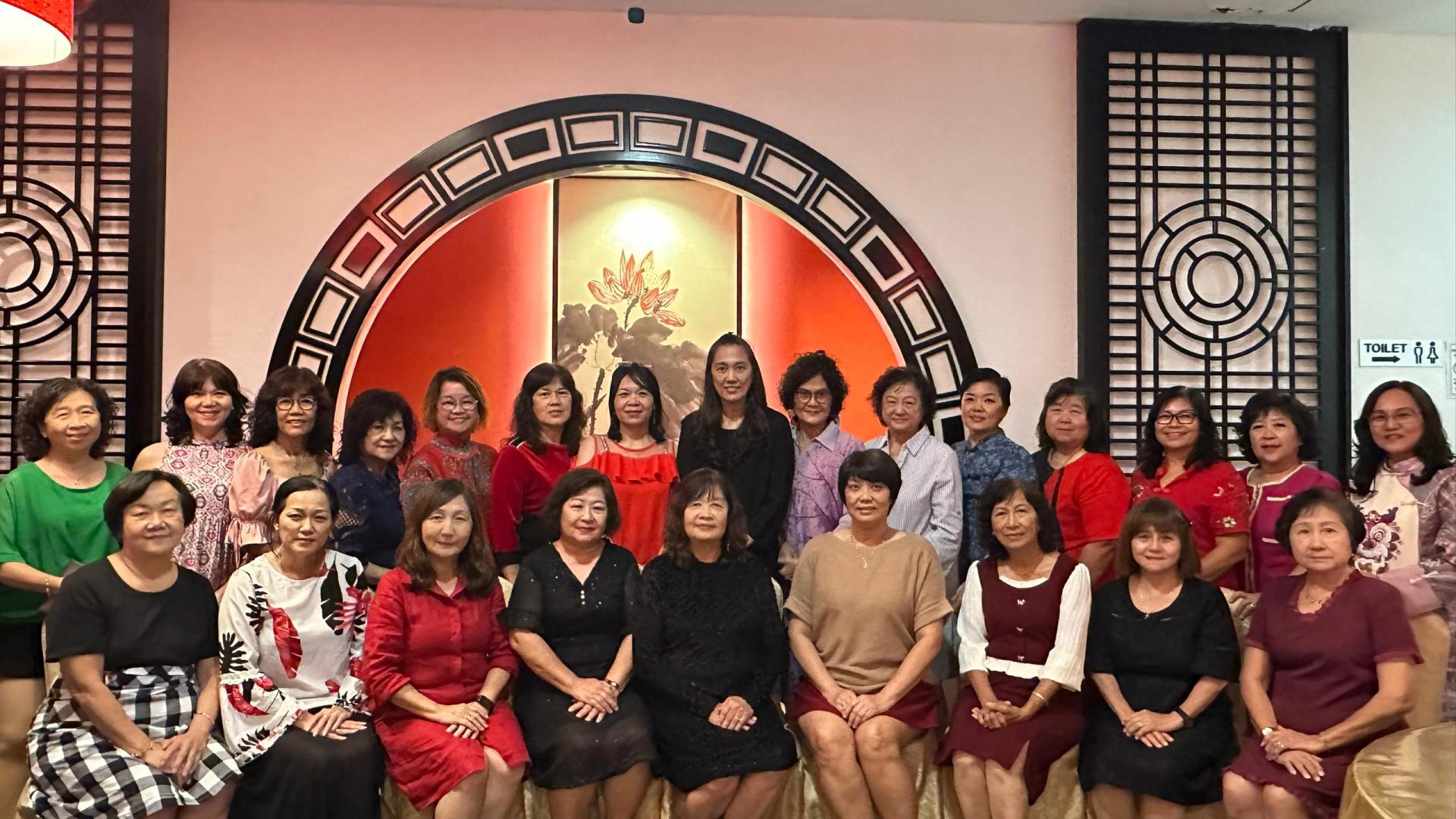 美里省华总妇女组“迎新送旧联欢晚会”合影。图左5为主任李瑞香。