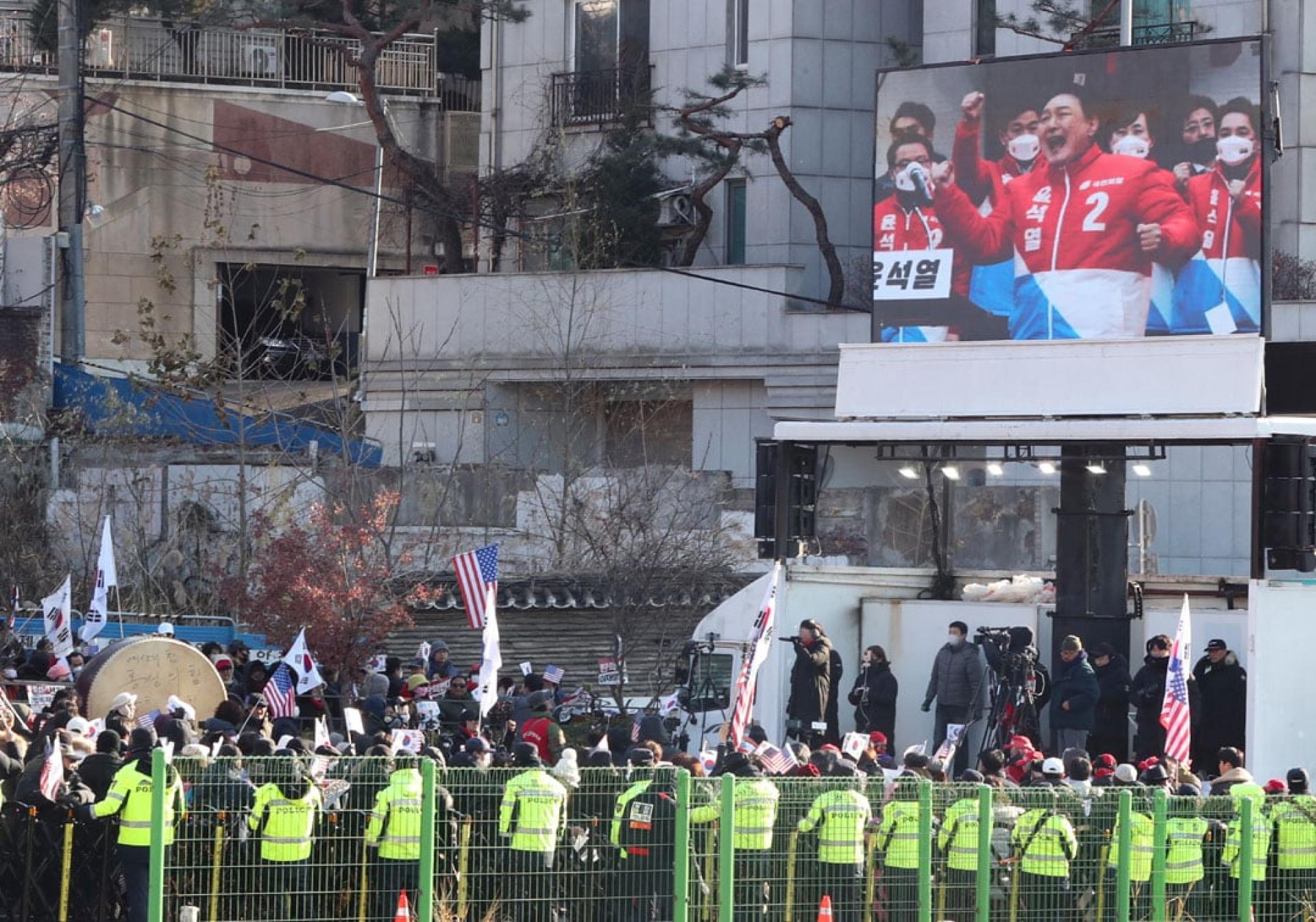 尹锡悦的支持者3日在总统官邸附近集会，反对逮捕尹锡悦。