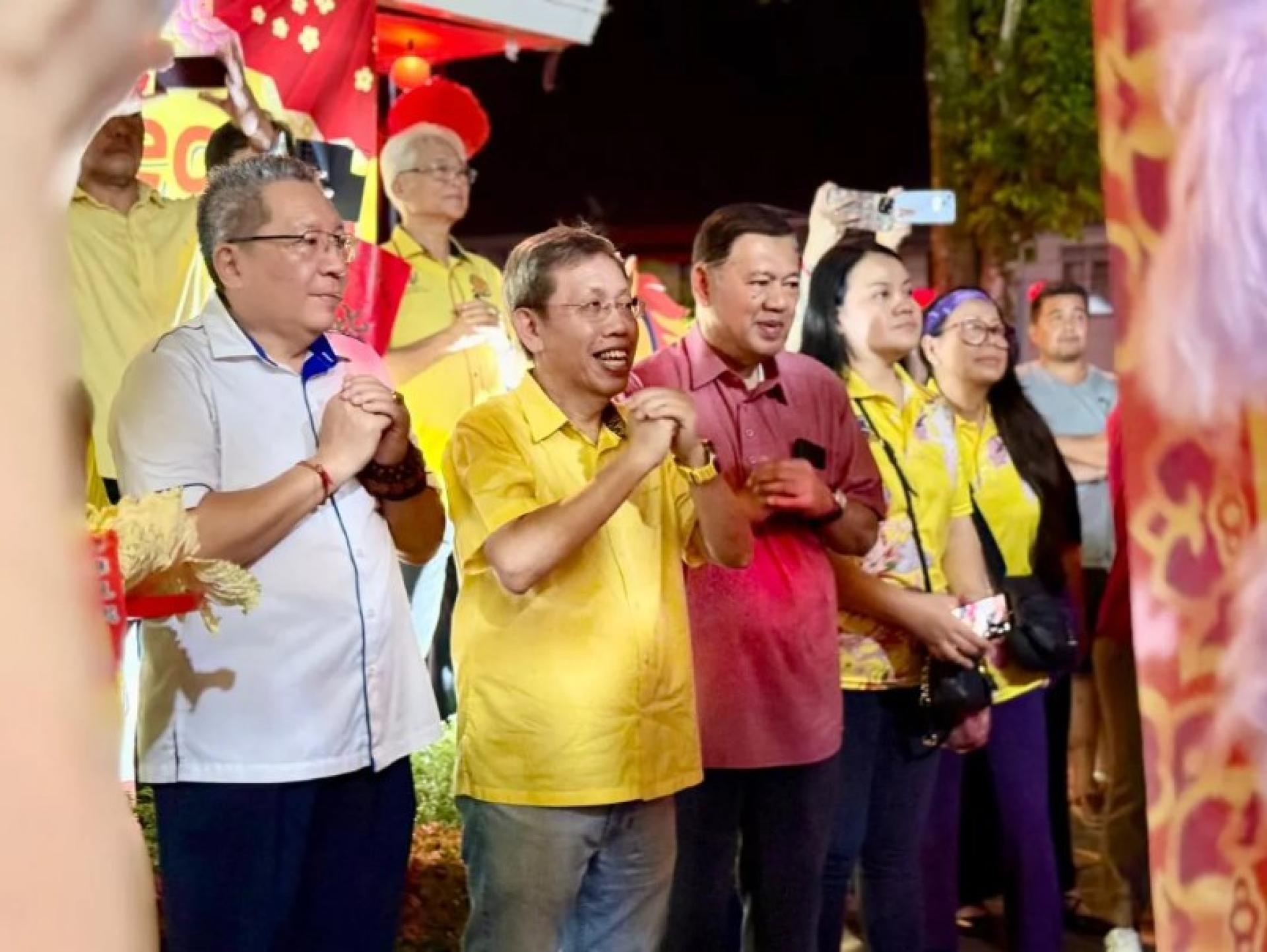（左起）黄鸿圣、沈桂贤副总理及古晋南市议会副市长拿督扎伊迪苏哈里。