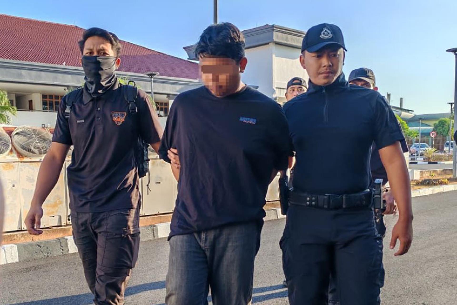 嫌犯(中)于周二早上被警方押上亚罗士打法庭申请延扣，以调查一起52岁女子遭刺杀命案，获准延扣7天至2月9日。