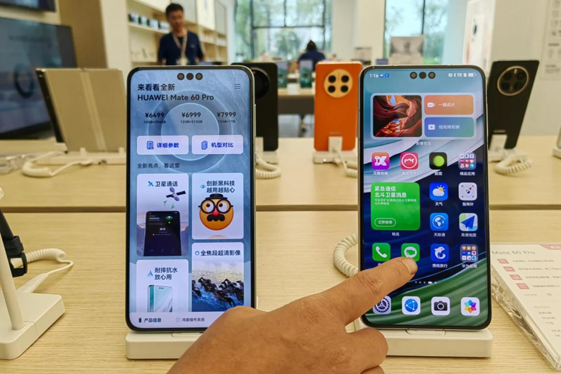 华为专卖店内展示的Mate 60 Pro手机。