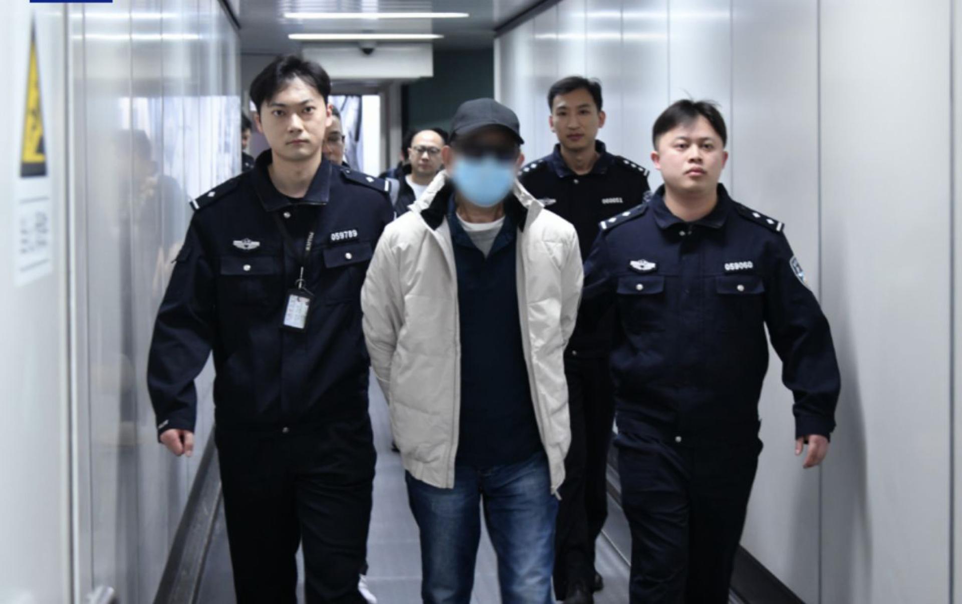 近日，在中国和南非相关执法部门的大力协助下，中国公安机关将涉嫌非法经营兑换业务的陈姓嫌疑人（中）从南非引渡回国。