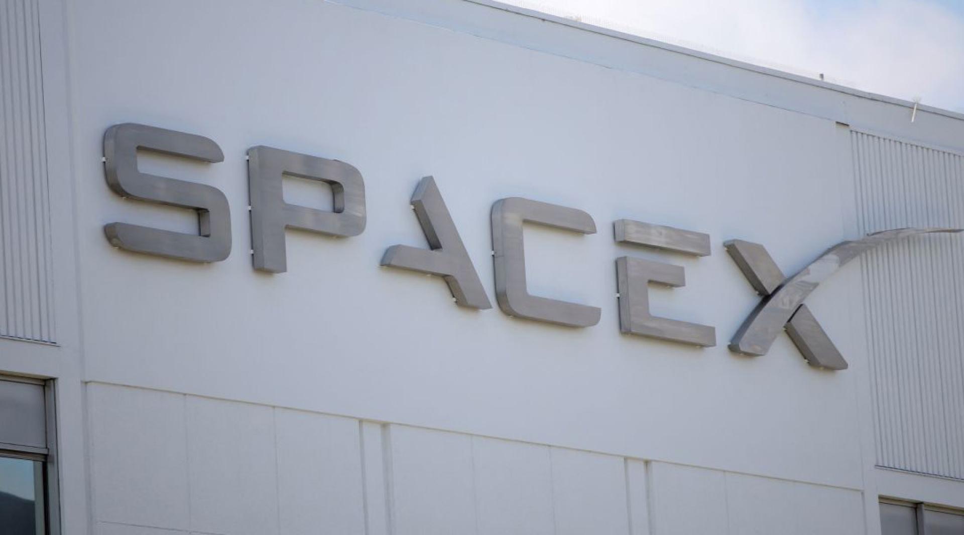 SpaceX收购xAI。