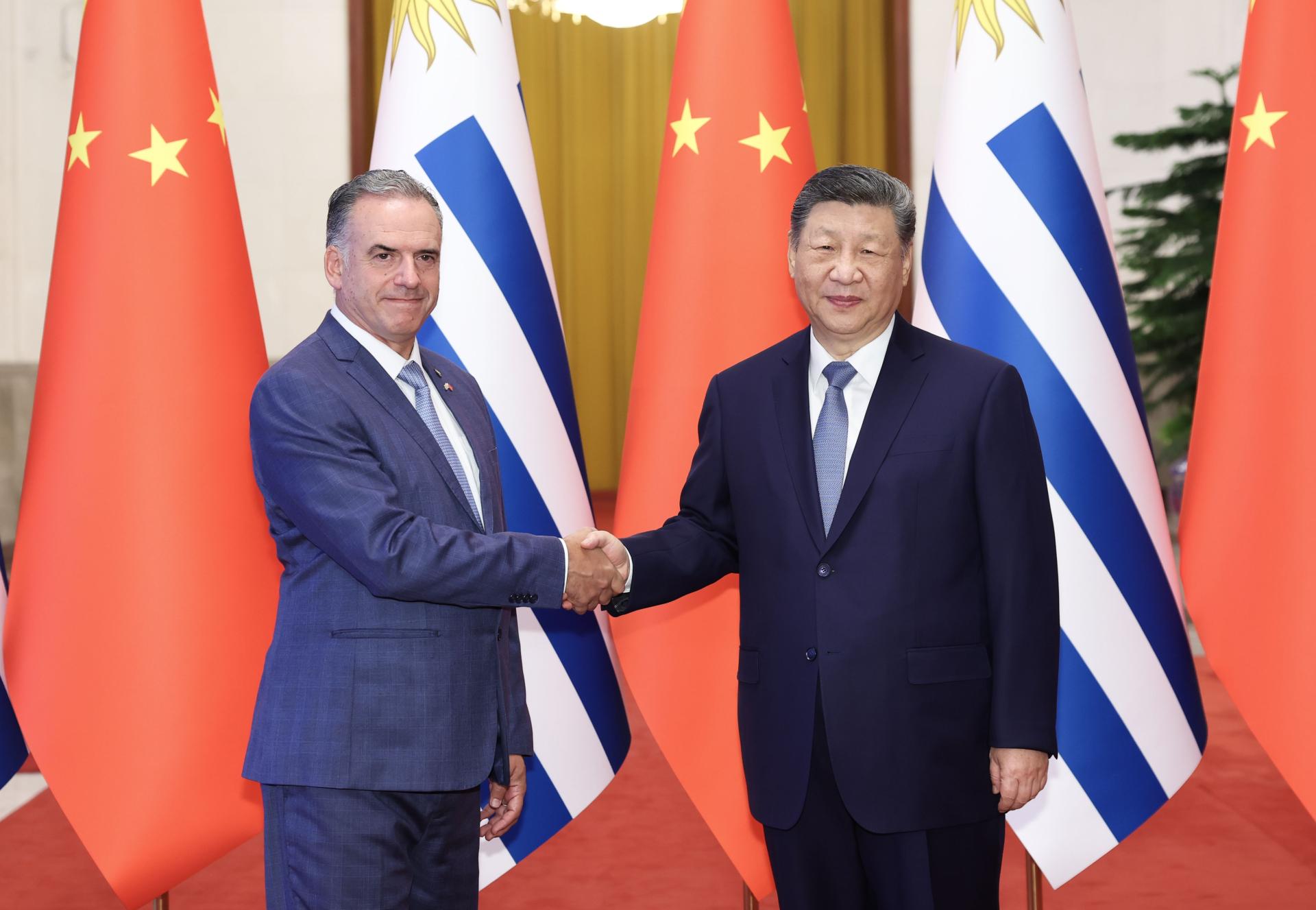 中国国家主席习近平3日上午在北京人民大会堂与乌拉圭总统奥尔西举行会谈。（图：新华社）