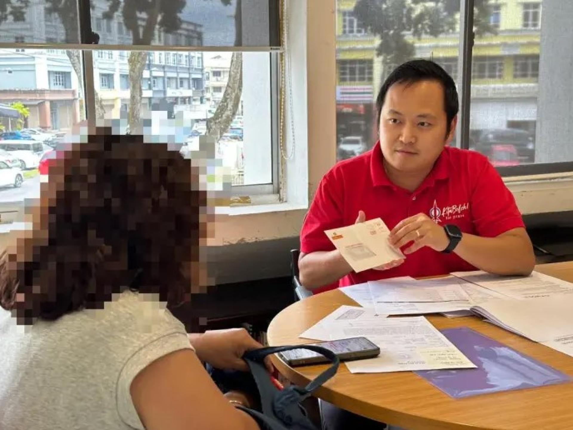 江峰年（右）与Madam Ang交流。