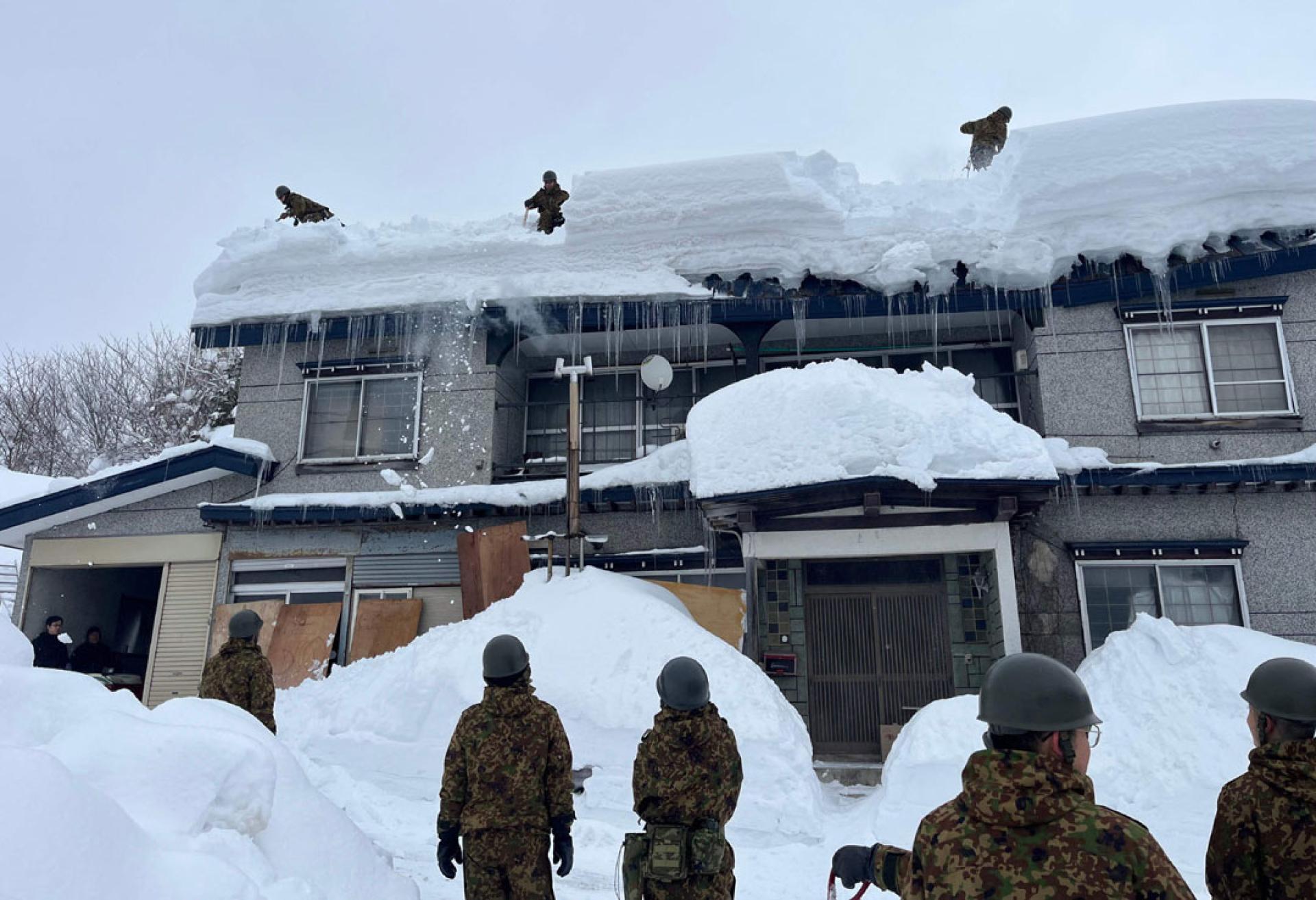 在青森县，日本自卫队协助清理积雪。