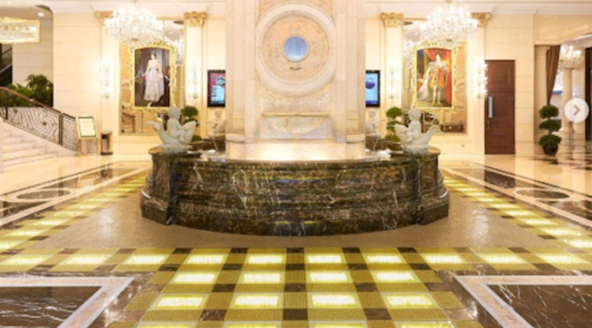 酒店大厅内铺设78块金砖，每个金砖重达1公斤。
