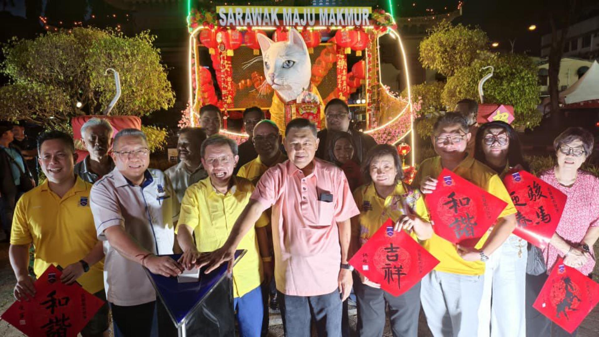 拿督阿玛沈桂贤（左3）、南市市长拿督黄鸿圣（左2）及副市长拿督苏海里（左4）在其他嘉宾的陪同下，共同主持大白猫新春亮灯仪式。